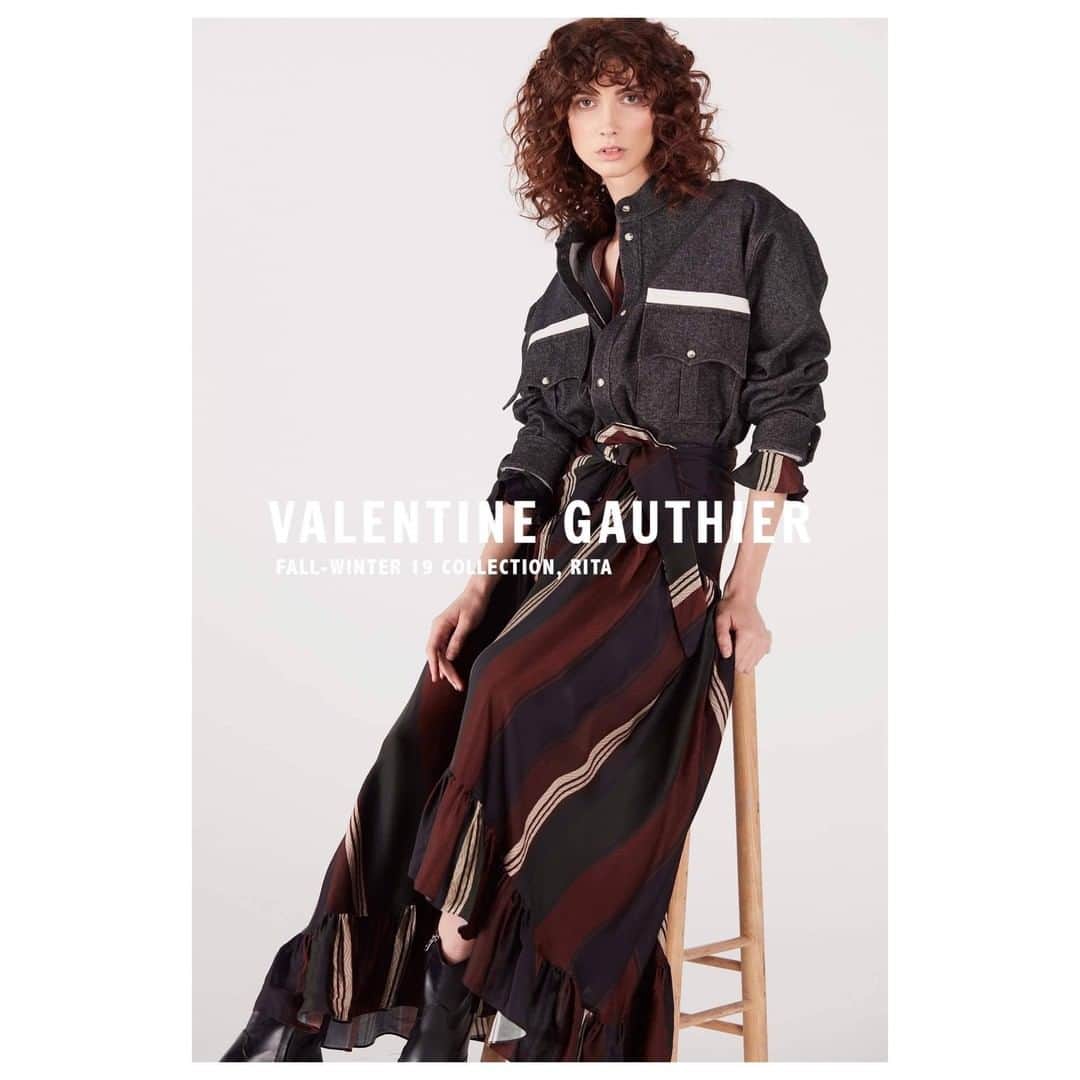 のインスタグラム：「Stéfania porte la blouse oversized Rothko Jeff en drap de laine recyclée et coton texturé et la jupe Perla Abelle à rayures verticales en viscose légère Italienne. Fondée en 1933, notre partenaire tisserand Italien s’engage à respecter les normes d’éco-qualités, ainsi que la sauvegarde des questions morales et éthiques. Certifié ISO 9001, Oeko-Tex Standard 100, FSC et GRS (Global Recycle Standard), chaque fil utilisé est garanti sans substances nocives, minimisant les incidences environnementales et chimiques et permet d’affirmer la composition des matériaux recyclés. Disponible sur valentinegauthier.com et en boutique au 88 boulevard Beaumarchais, Paris XI. .  Stefania wears the Rothko Jeff over sized blouse in recycled wool and textured cotton and the Perla Abelle skirt with vertical stripes in light Italian viscose. Founded in 1933, our Italian weaving partner is committed to respecting eco-quality standards, as well as safeguarding moral and ethical issues. Certified ISO 9001, Oeko-Tex Standard 100, FSC and GRS (Global Recycle Standard), each yarn used is guaranteed free of harmful substances, minimizing environmental and chemical impacts and allowing the composition of recycled materials to be confirmed. Available on valentinegauthier.com and in store at 88 boulevard Beaumarchais, Paris XI.」