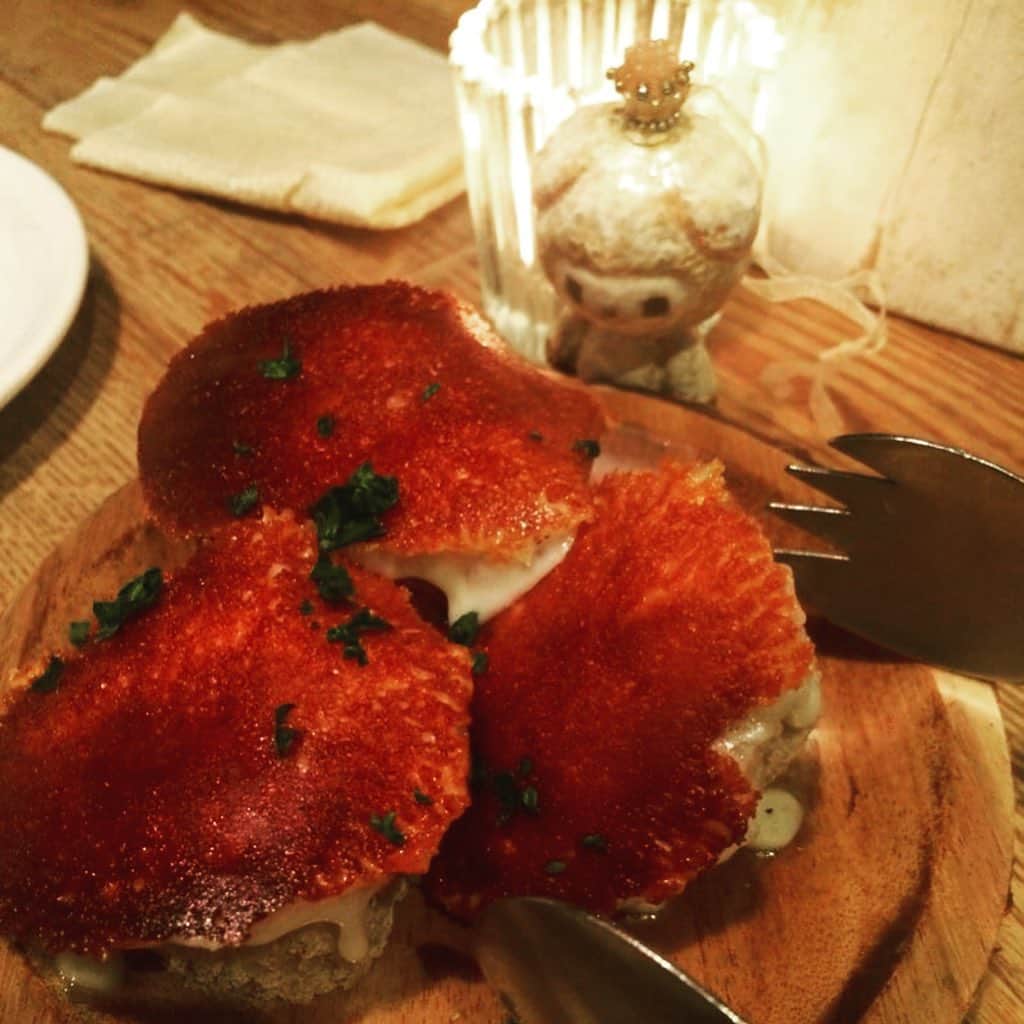 のインスタグラム：「昨日、ミミは #渋谷パルコ の関係者レセプションに行ってきました。 2G TOKYO ステキすぎて目眩がしたわ。 可愛いお店がいっぱいあって、ミミと同じ名前のアクセサリーのお店も見つけたわ！ みんなも行ってみて。 きっとたのしいわよ♡  #sofvi #絵本  #manga #cartoon #cartoons  #painting #illustration #art #artwork #artist #picturebooks #Childrensbook #childrenbook #religiouspaint #maria #sacrifice #stuffed #softtoy #softtoys #stuffedanimals #stuffedsheep  #sheep #happy #cake #yummy #渋谷パルコ  #渋谷parco」