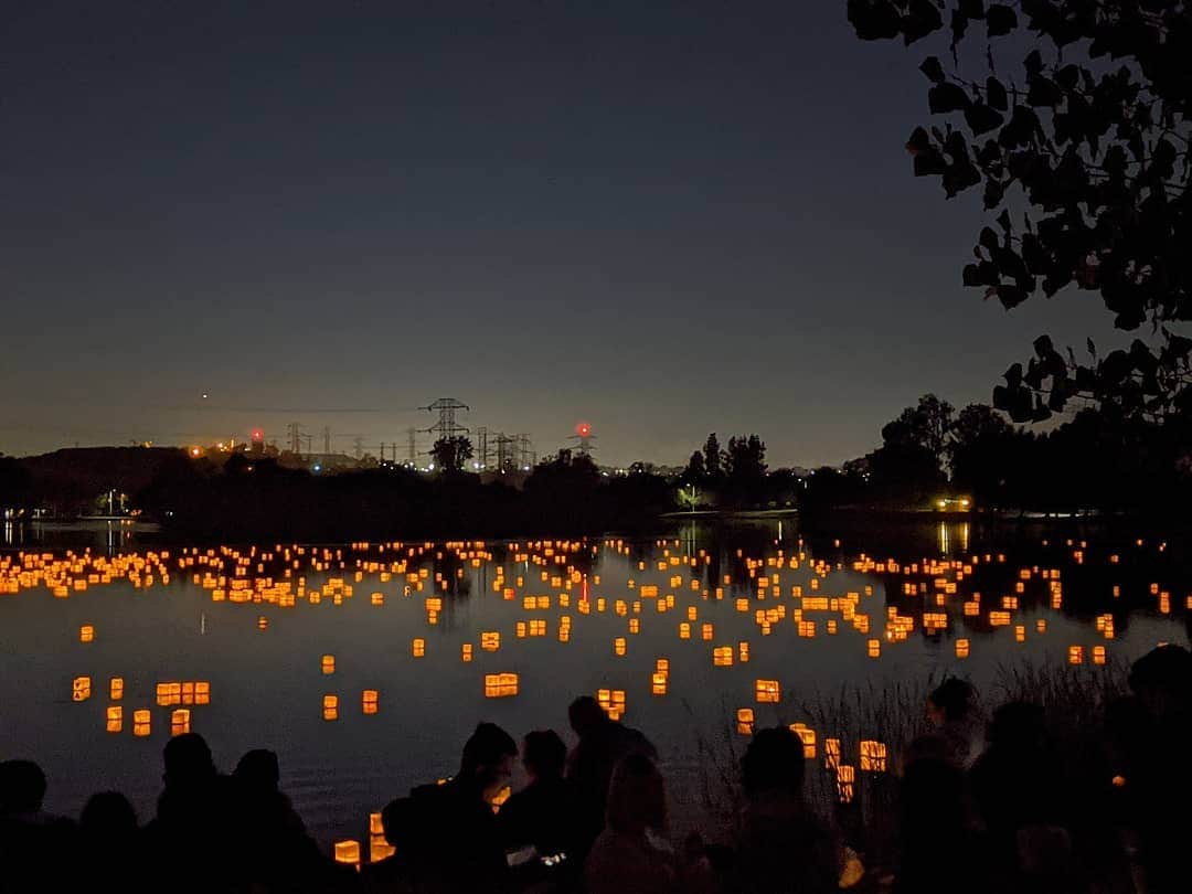 ベアトリサ・リャンのインスタグラム：「One of the things on my bucket list is to go to the lantern festival in Thailand, but I'll take a practice round in Santa Anita for now. ✨🤩 #waterlanternfestival #whittiernarrows #atlastiseethelight #lanternfestival」