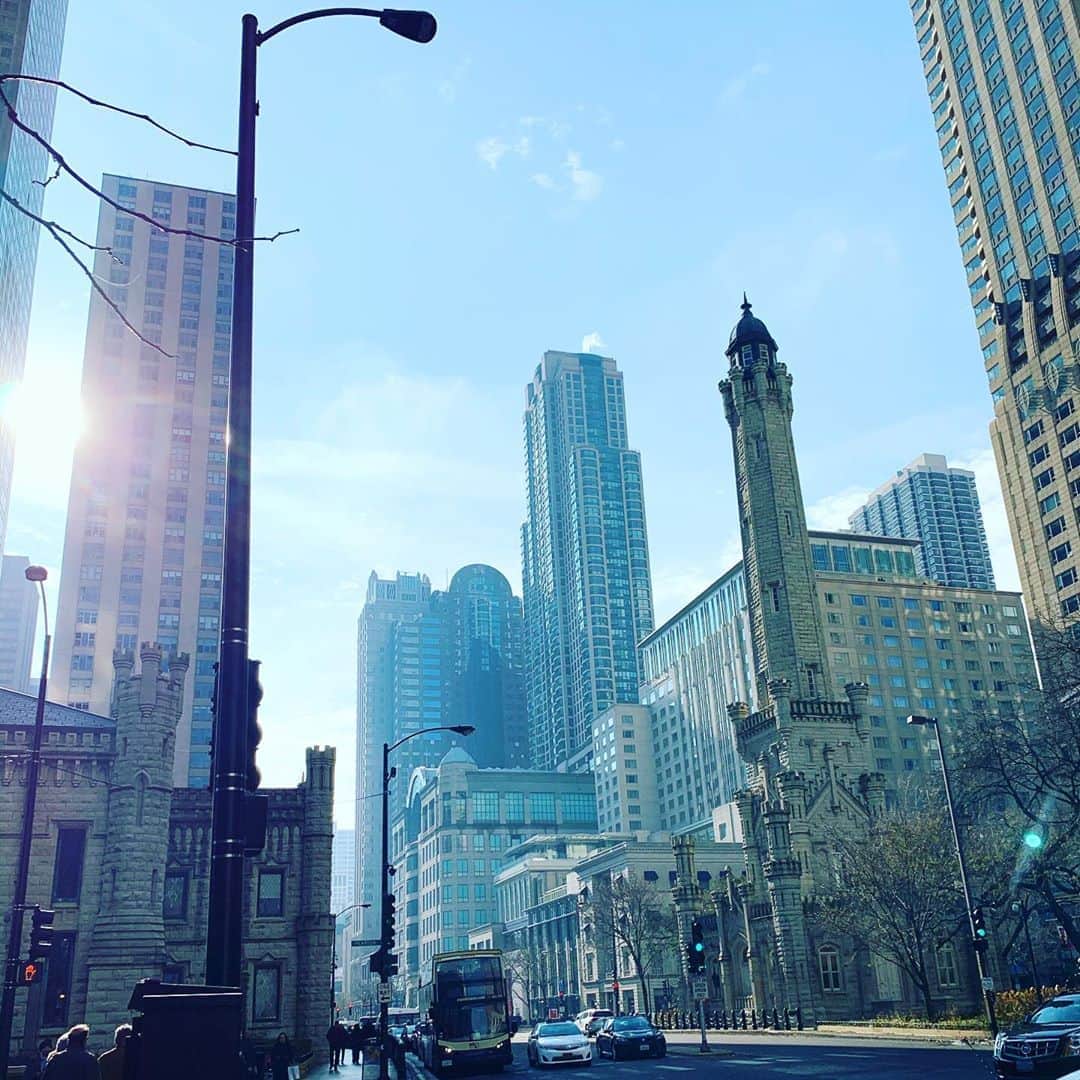 のインスタグラム：「Loved being back in Chicago (if even just for a minute) but also so glad to be back here in London!  Trapped between two wonderful locations!」