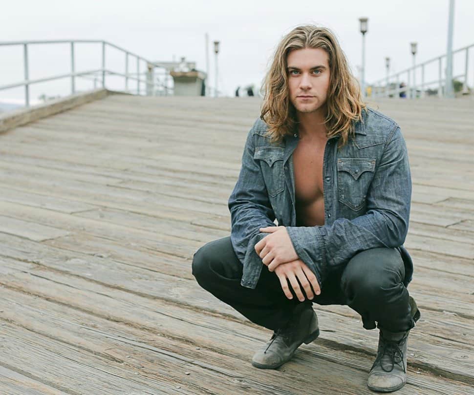 モデル、ブロック・オハーンのインスタグラム：「What a throwback... Wow. Seeing myself with no beard and hair that short at 21 years old. No idea what life had in store for me. 🙌🏽 I had a dream then and I have a dream now. And I can’t wait to see it all the way through.  One thing that’s never changed is I never stopped believing my dreams could come true and I’ll never stop working to make them. I’ll always be Grateful.  Excited for this next chapter. 🙏🏽」