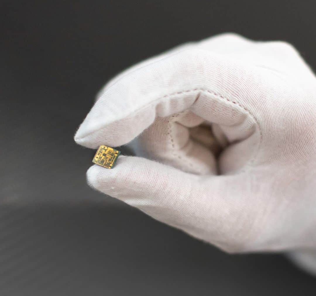 TED Talksのインスタグラム：「This is a spacecraft. Yep, you read that right. 1,000 of these lil guys are going to be launched into the solar system to look for extraterrestrial life. Each one has four high resolution cameras, a ton of sensors, and an internal communication system — and it can literally fit on your fingertip. In his #TEDTalk, engineer Peter Beck talks about the new revolution of the small happening in the space industry. Visit the link in our bio to watch.  Photo courtesy of Peter Beck」