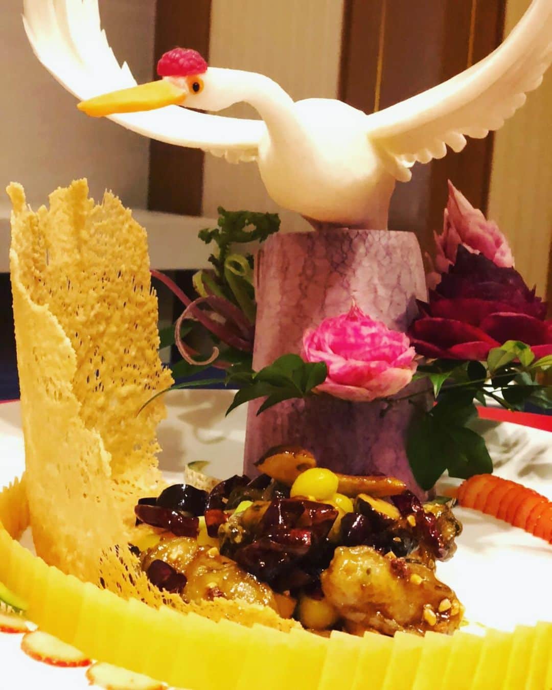 結花子さんのインスタグラム写真 - (結花子Instagram)「私が今まで食べていた中華はなんだったんだろう。。。😭 と思ってしまうくらい美味しすぎた中華🥺✨✨ あ〜〜、毎日食べたい😭  おチビは、後ろの鶴さんやお花の飾りがケーキにしか見えなかったようで、ケーキ食べるぅーーーって言って羽をポキッと折り食べてしまった😅 #四川飯店赤坂 #陳さん　#世界一　#忘れられない味 #子供も　#パクパク食べちゃう  #100年早いよ‼️」11月20日 7時27分 - yukako_chupapi