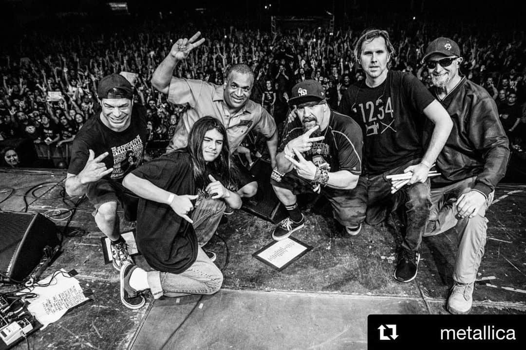アヴェンジド・セヴンフォールドさんのインスタグラム写真 - (アヴェンジド・セヴンフォールドInstagram)「#Repost @metallica with @get_repost ・・・ Tye and I just returned from South America for the punk~funkified @InfectiousGrooves gig down in São Paulo the other night, and I want to thank all the Metallica fans who turned up. 18,000 people came out and together we raised 16 tons of non-perishable foods for the local food bank. Muito Obrigado! Cheers! R.T. 📸 by Ivan Shupikov」11月20日 7時28分 - avengedsevenfold