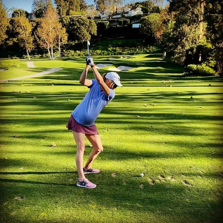 アンナ・ローソンのインスタグラム：「Is it possible to golf the baby out? Asking for a friend. 😂 #40weeks」