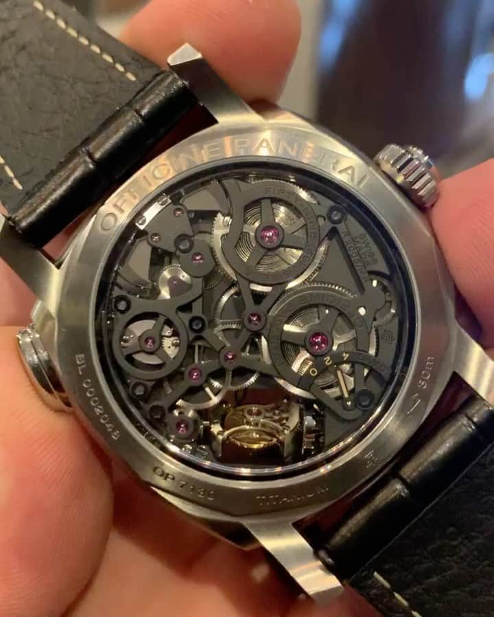 パネライのインスタグラム：「Check out the #Panerai #PAM600 Carillon Radiomir Minute Repeater in action.  Pay attention to the top to see the hammers doing there thing. Can you guess the time? #paneraicentral」
