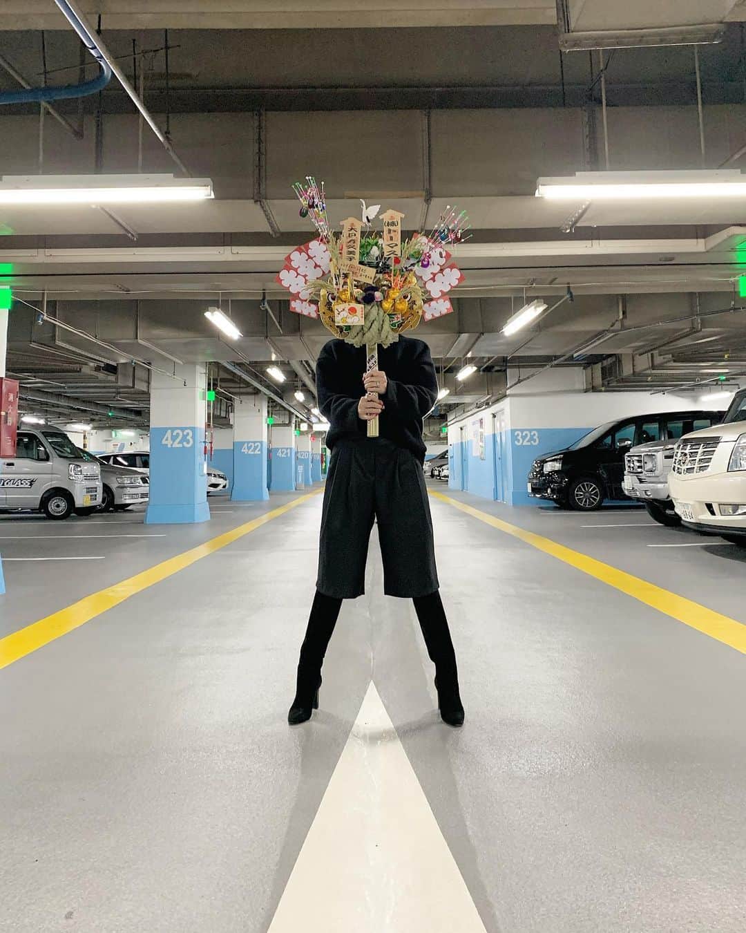 のインスタグラム：「・ 毎年恒例酉の市！ 今年で6年目になりました。  彼と「今年も駆け抜けることができたね」と 屋台のたこ焼きと焼きそばを食べながら話しています。  お互いフリーランスになって仕事を続けていられることに感謝する瞬間。  毎年この日を一緒に迎えられることがどれだけ幸せなことか噛み締める日でもあります。  会社員時代も懸命に取り組んでいたつもりだったけど、フリーランスになってみてわかることは、会社にどれだけ守ってもらっていたか。ということ。  沢山の失敗をしてもお給料が払われなかったことはなかったけど、フリーランスで失敗したら二度とお仕事をいただくことはないとわかった。  彼は8年、私は6年。 お互い、仕事を続けていられることが奇跡みたいに感じる日でもあります。  当たり前なんかない。は、フリーランスになってわかったことの一つ。  常に緊張感を持ち合わせて生きることが性に合ってるのが、実は1番の共通点なのかもしれないね😂 ・ ・ #恒例の酉の市 #首元冷やすの致命傷 ⇦このタグも6回目😂 #だから今年もタートルで行ったよ @s_essentials_」
