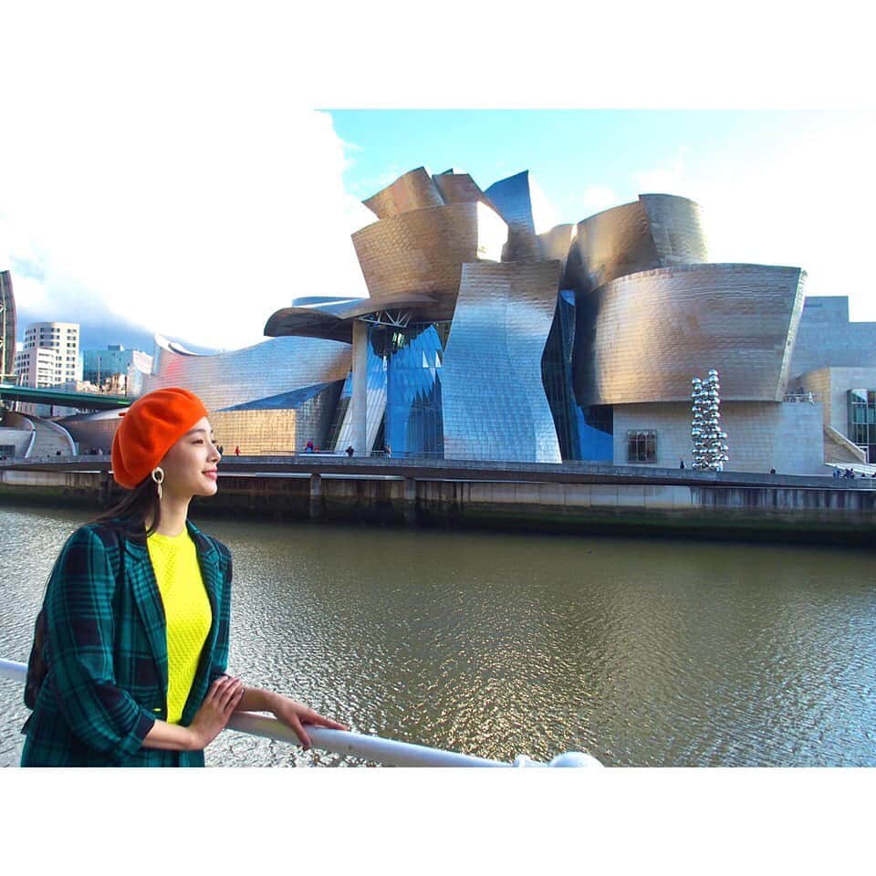朝日放送「朝だ！生です旅サラダ」さんのインスタグラム写真 - (朝日放送「朝だ！生です旅サラダ」Instagram)「@edayuri_official バスク伝統のベレー帽 をかぶって街を歩けば 気分も上がります♪♪ . ビルバオの #シンボル になっている建物へ！ 1997年に完成した 『ビルバオ・グッゲンハイム美術館』 複雑に交わる曲線を持つ外側の壁には 独特の輝きを持つチタンが使われています👽✨ その美しさから、#20世紀の傑作の１つ と 賞賛される建物です‼︎ . 美術館の外にも アート作品がたくさん展示されています！ _ #バスク伝統 #ベレー帽 #街歩き #アート #ビルバオグッゲンハイム美術館 #Guggenheim Bilbao Museoa #近代美術 #設計 #フランクゲーリー #ビルバオ #Bilbao #スペイン #España _ #ABCテレビ #朝日放送テレビ #生放送 #土曜朝 #8時 #朝だ生です旅サラダ #旅サラダガールズ #江田友莉亜  #海外 #旅 #travel #trip」11月20日 7時42分 - tabisalad