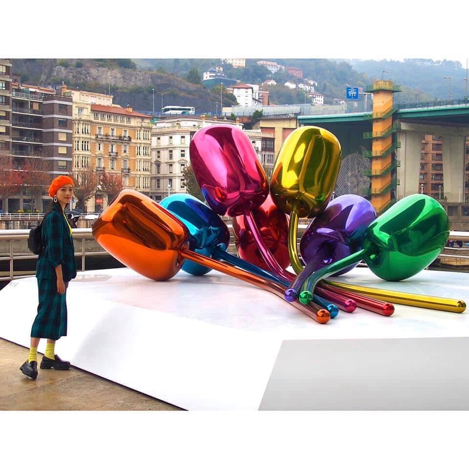朝日放送「朝だ！生です旅サラダ」さんのインスタグラム写真 - (朝日放送「朝だ！生です旅サラダ」Instagram)「@edayuri_official バスク伝統のベレー帽 をかぶって街を歩けば 気分も上がります♪♪ . ビルバオの #シンボル になっている建物へ！ 1997年に完成した 『ビルバオ・グッゲンハイム美術館』 複雑に交わる曲線を持つ外側の壁には 独特の輝きを持つチタンが使われています👽✨ その美しさから、#20世紀の傑作の１つ と 賞賛される建物です‼︎ . 美術館の外にも アート作品がたくさん展示されています！ _ #バスク伝統 #ベレー帽 #街歩き #アート #ビルバオグッゲンハイム美術館 #Guggenheim Bilbao Museoa #近代美術 #設計 #フランクゲーリー #ビルバオ #Bilbao #スペイン #España _ #ABCテレビ #朝日放送テレビ #生放送 #土曜朝 #8時 #朝だ生です旅サラダ #旅サラダガールズ #江田友莉亜  #海外 #旅 #travel #trip」11月20日 7時42分 - tabisalad