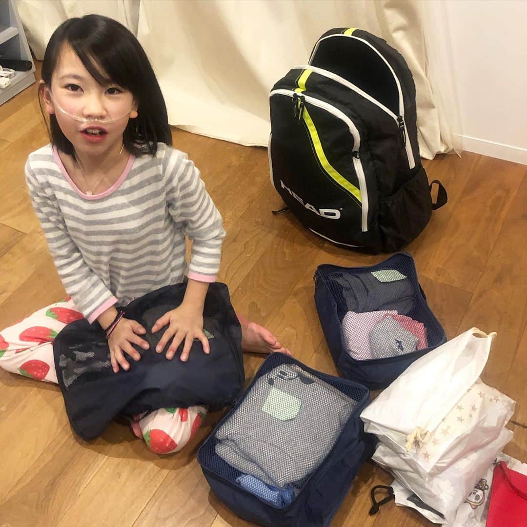 のインスタグラム：「おはようございます。  初めて、みんなと寝泊りする移動教室も おかげ様で無事に終わりました。 ほとんど、みんなと同じプログラムを 行うことができましたし、 なにより「みんなと一緒に泊まる」ことは milkaにとって、スペシャルイベントでした‼︎ 大得意なパッキングに至っては、 一か月も前からはじめて、 出したり、入れ替えたり、確認したり… ワクワクを実現したあとの経験と自信は より彼女を成長させたに違いありません🕺🏻 #パッキング #パッキングマニア #旅の準備は1ヶ月前からする派 #前のめり #経験は財産になる  #milkaの学校生活 #milka」