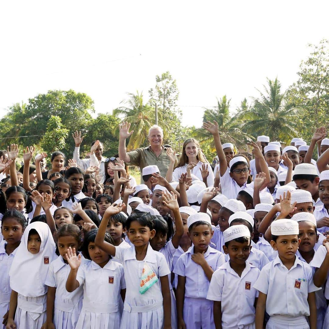 Clarins Canadaさんのインスタグラム写真 - (Clarins CanadaInstagram)「Say “Ayubowan” to the children of Sri Lanka!👋 We were welcomed to this local village during our last trip with @laurenblauren, president of @feed. We are honored & humbled to provide meals to the local school children thanks to your contributions!  __________ Dites "Ayubowan" aux enfants du Sri Lanka ! 👋 Nous avons été accueillis dans ce village lors de notre dernier voyage avec @laurenblauren, Présidente de @feed. Nous sommes honorés de pouvoir fournir des repas aux écoliers de la région grâce à vos contributions ! . . . #Clarins #BeautyFromTheHeart #Feed #CSR」11月20日 7時36分 - clarinscanada
