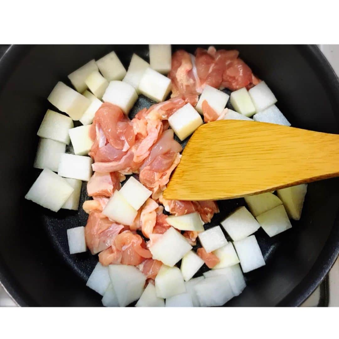 Mizuki【料理ブロガー・簡単レシピ】さんのインスタグラム写真 - (Mizuki【料理ブロガー・簡単レシピ】Instagram)「・﻿ 【レシピ】ーーーーーー﻿ ♡15分de味染み抜群♡﻿ 大根と鶏肉のスピード煮﻿ ーーーーーーーーーーー﻿ ﻿ おはようございます(*^^*)﻿ 今日は大根と鶏肉の煮物を﻿ ご紹介させて頂きます♫﻿ ﻿ 時間のかかる大根の煮物が﻿ このレシピなら15分！﻿ もちろん下茹でも面取りも必要なしの﻿ 超簡単レシピです(*´艸`)﻿ 短時間でしっかり味が染み﻿ 見た目はあめ色テリッテリ♡﻿ 時間がないけど煮物が食べたい！﻿ っていう時にも是非お試し下さいね♩﻿ ﻿ ﻿ ーーーーーーーーーーーー﻿ 【2人分】﻿ 大根...10cm(250g)﻿ 鶏もも肉...150g﻿ ごま油...小1﻿ ●水...250cc﻿ ●和風だし...小1/2﻿ ●砂糖・みりん...各大1.5﻿ 醤油...大2﻿ ﻿ 1.大根は皮を剥いて1.5cm角に切る。鶏肉は2cm大に切る。﻿ 2.ごま油を中火で熱した鍋で1を炒める。鶏肉の色が変わったら●を加え、フタをして中火で5分煮る。﻿ 3.醤油を加え、今度はフタなしで10分程煮る。(煮汁が少なくなったらたまに混ぜると◎)﻿ ーーーーーーーーーーーー﻿ ﻿ ﻿ 《ポイント》﻿ ♦︎大根は真ん中から上の部分が柔らかいので味がよく染みますよ♩﻿ ♦︎大根が柔らかくなる前に煮物が少なくなってしまったら、少し水を足して下さい☆﻿ ♦︎時間に余裕がある時は一度冷ますとより味が染みます♩﻿ ﻿ ﻿ ﻿ 【お知らせ】﻿ ストーリーズでは一日数回﻿ 別レシピをご紹介しております(*^^*)﻿ ＊コメントは最新の投稿に下さいますよう﻿ お願い致しますm(_ _)m﻿ ﻿ ﻿ ﻿ 🎀新刊【#ほめられごはん 】🎀﻿ 🔹おかげさまで重版しました！！🔹﻿ 楽天ブックスでご購入いただきますと﻿ レシピカードの特典がついてきます♡﻿ ﻿ ﻿ ﻿ #ブログ更新しました﻿ ブログはホームのリンクよりご覧下さい↓﻿ @mizuki_31cafe﻿ 【Mizuki公式ラインブログ】﻿ https://lineblog.me/mizuki_official/﻿ ﻿ ﻿ ﻿ #大根#鶏肉#煮物#作り置き#お弁当#甘辛﻿#副菜 #Mizuki#簡単レシピ#時短レシピ#節約レシピ#料理#レシピ#フーディーテーブル#ブログ#おうちごはん#おうちカフェ#デリスタグラマー#料理好きな人と繋がりたい#料理ブロガー#おうちごはんlover#器#マカロニメイト﻿ #foodpic#follow#cooking#recipe#lin_stagrammer」11月20日 7時41分 - mizuki_31cafe