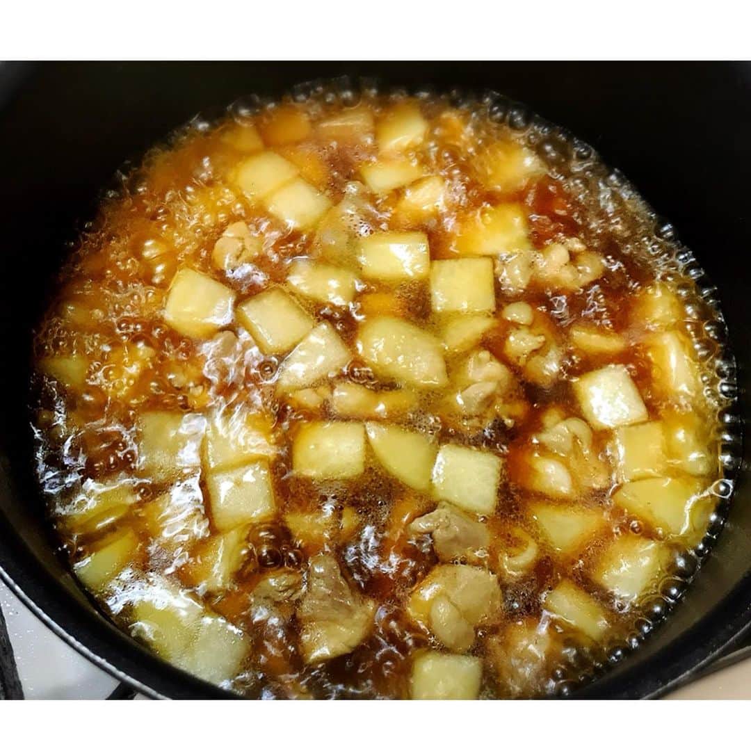 Mizuki【料理ブロガー・簡単レシピ】さんのインスタグラム写真 - (Mizuki【料理ブロガー・簡単レシピ】Instagram)「・﻿ 【レシピ】ーーーーーー﻿ ♡15分de味染み抜群♡﻿ 大根と鶏肉のスピード煮﻿ ーーーーーーーーーーー﻿ ﻿ おはようございます(*^^*)﻿ 今日は大根と鶏肉の煮物を﻿ ご紹介させて頂きます♫﻿ ﻿ 時間のかかる大根の煮物が﻿ このレシピなら15分！﻿ もちろん下茹でも面取りも必要なしの﻿ 超簡単レシピです(*´艸`)﻿ 短時間でしっかり味が染み﻿ 見た目はあめ色テリッテリ♡﻿ 時間がないけど煮物が食べたい！﻿ っていう時にも是非お試し下さいね♩﻿ ﻿ ﻿ ーーーーーーーーーーーー﻿ 【2人分】﻿ 大根...10cm(250g)﻿ 鶏もも肉...150g﻿ ごま油...小1﻿ ●水...250cc﻿ ●和風だし...小1/2﻿ ●砂糖・みりん...各大1.5﻿ 醤油...大2﻿ ﻿ 1.大根は皮を剥いて1.5cm角に切る。鶏肉は2cm大に切る。﻿ 2.ごま油を中火で熱した鍋で1を炒める。鶏肉の色が変わったら●を加え、フタをして中火で5分煮る。﻿ 3.醤油を加え、今度はフタなしで10分程煮る。(煮汁が少なくなったらたまに混ぜると◎)﻿ ーーーーーーーーーーーー﻿ ﻿ ﻿ 《ポイント》﻿ ♦︎大根は真ん中から上の部分が柔らかいので味がよく染みますよ♩﻿ ♦︎大根が柔らかくなる前に煮物が少なくなってしまったら、少し水を足して下さい☆﻿ ♦︎時間に余裕がある時は一度冷ますとより味が染みます♩﻿ ﻿ ﻿ ﻿ 【お知らせ】﻿ ストーリーズでは一日数回﻿ 別レシピをご紹介しております(*^^*)﻿ ＊コメントは最新の投稿に下さいますよう﻿ お願い致しますm(_ _)m﻿ ﻿ ﻿ ﻿ 🎀新刊【#ほめられごはん 】🎀﻿ 🔹おかげさまで重版しました！！🔹﻿ 楽天ブックスでご購入いただきますと﻿ レシピカードの特典がついてきます♡﻿ ﻿ ﻿ ﻿ #ブログ更新しました﻿ ブログはホームのリンクよりご覧下さい↓﻿ @mizuki_31cafe﻿ 【Mizuki公式ラインブログ】﻿ https://lineblog.me/mizuki_official/﻿ ﻿ ﻿ ﻿ #大根#鶏肉#煮物#作り置き#お弁当#甘辛﻿#副菜 #Mizuki#簡単レシピ#時短レシピ#節約レシピ#料理#レシピ#フーディーテーブル#ブログ#おうちごはん#おうちカフェ#デリスタグラマー#料理好きな人と繋がりたい#料理ブロガー#おうちごはんlover#器#マカロニメイト﻿ #foodpic#follow#cooking#recipe#lin_stagrammer」11月20日 7時41分 - mizuki_31cafe