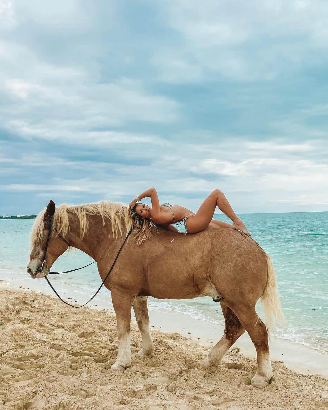 Cindy Pradoさんのインスタグラム写真 - (Cindy PradoInstagram)「Not an easy task balancing off a moving horses spine while arching your back... but anything for @france.and.jesse and @lulifamaswimwear 🌸」11月20日 7時43分 - cindyprado