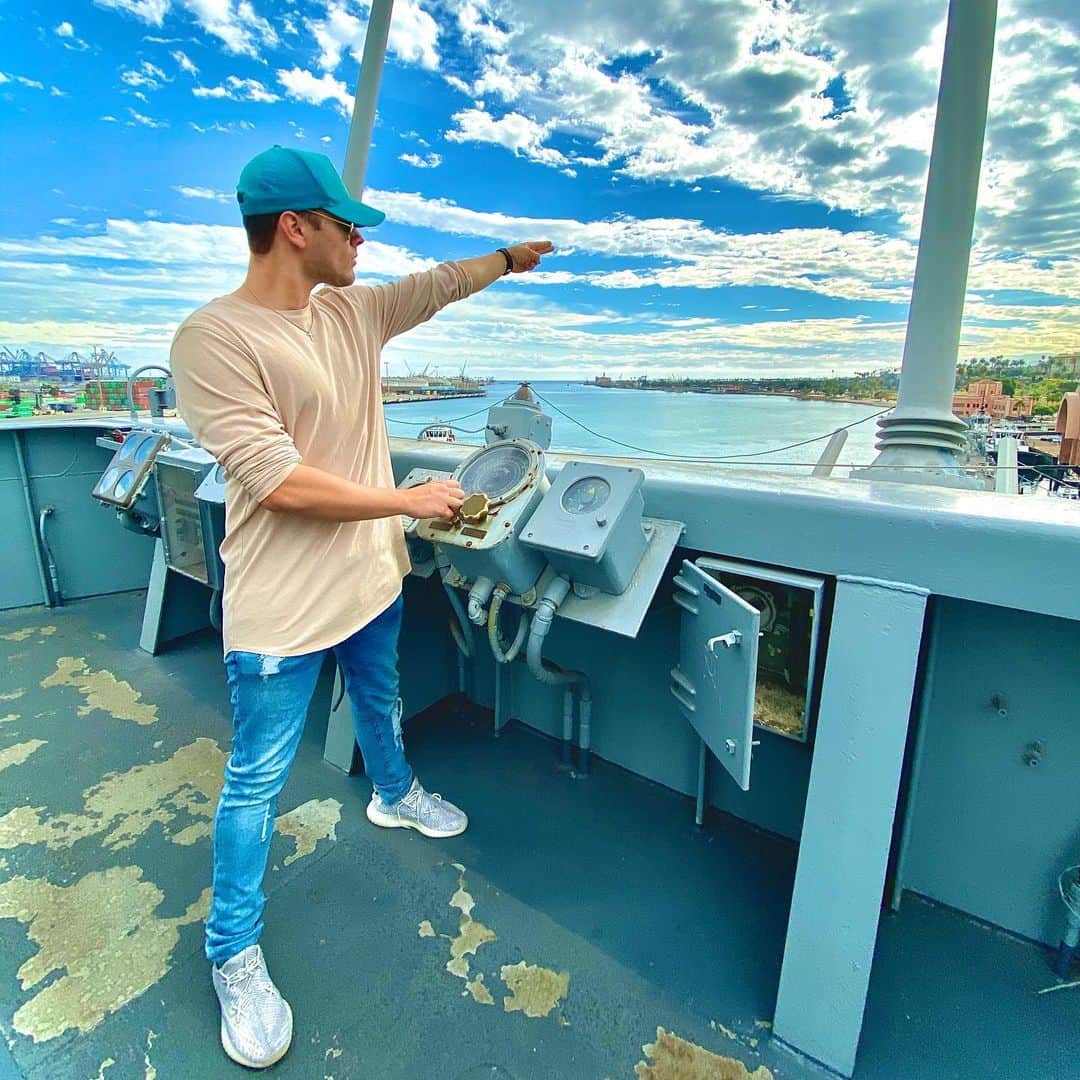 ギャレット・バックストロームのインスタグラム：「Spontaneously went on the USS Iowa after dropping my grandma off at the cruise port in long beach. It was fascinating to walk around a ship that has been deployed during three different wars.... WW2, Korean War, & the Cold War. The fire power on these battleships are unbelievable. I can’t imagine what kind of technology we have on our current battleships that are being used. Had such an incredible time experiencing this ship with my love @shohrehkhalilova ❤️」