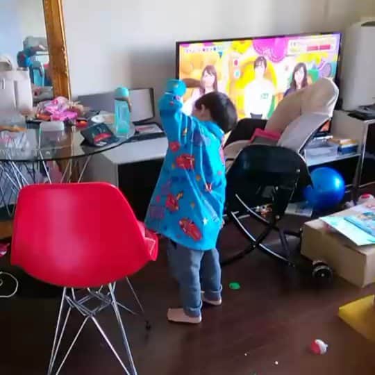 山上紗和 のインスタグラム：「熱あるのに元気な幼児💃  今日も幼稚園お休みかぁ🤧 おかんがんばる👐  #部屋荒地 #mrshape #ミスターシェイプ  #タッチカード #ワークワーク #ハイタッチ体操 #ハイタッチ #幼児向けアプリ #知育アプリ」