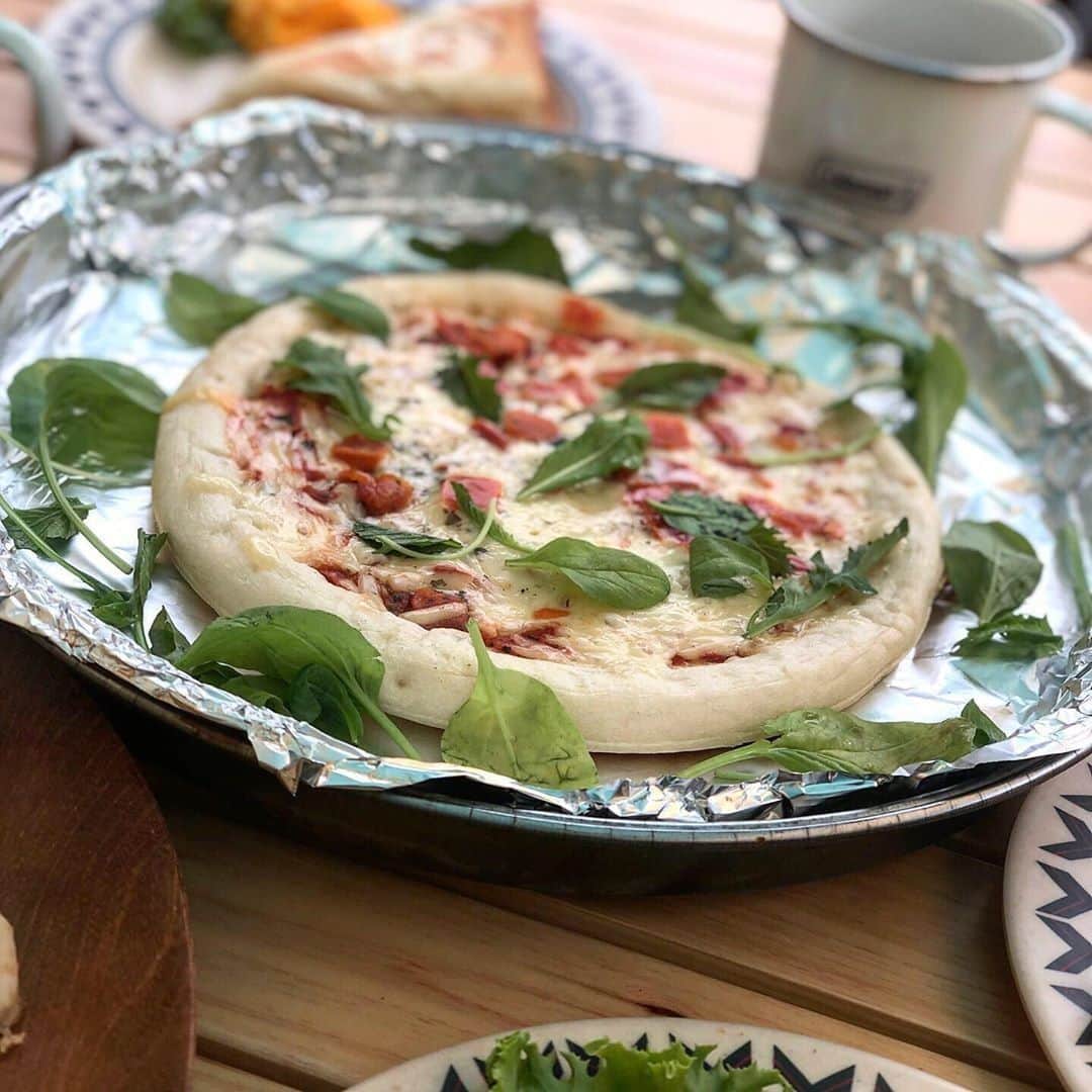 Coleman Japanのインスタグラム：「大人も子供も大好きなキャンプ飯の定番 ピザ🍕を作ってみよう☝️ オーブンを使って本格的に♪ フライパンやスキレットで簡単に😋 ♪ ・ 📷：@7u_meさん（Instagram） ・ ━━━━━━━━━━━━━━━━━ 🍽#私のコールマンレシピ 大募集！ #私のコールマンレシピ を付けて投稿して頂いた中から素敵なお写真は、コールマン公式SNSでご紹介させて頂きます♪ ━━━━━━━━━━━━━━━━━ ・ ・ ・ #灯そうColeman #灯そうコールマン #灯そう #Coleman #コールマン #Outdoor #アウトドア #アウトドア料理 #アウトドア飯 #キャンプ飯 #キャンプご飯 #キャンプ料理 #キャンプごはん #アウトドアレシピ #キャンプレシピ #私のコールマン #ピザの日 #ピザ」