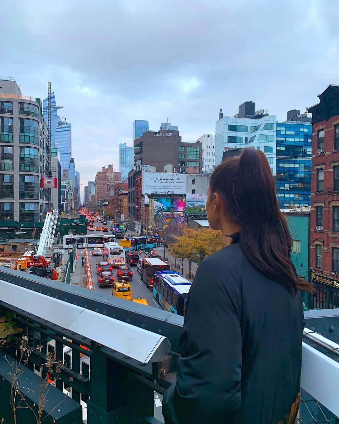 ケイラ・アイトサインズさんのインスタグラム写真 - (ケイラ・アイトサインズInstagram)「Braving the cold again at The High Line today for this VERY cool view looking uptown into Manhattan. Even though it has been freezing here in New York, I have made an effort to either start or end my day with some #LISS...which has given me time to really reflect on everything that has been going on over the past few days! I am honestly feeling SO overwhelmed by all the positive responses from the launch of my new BBG Beginner and Post-Pregnancy programs! But that's not all that's happening this week. I've got something coming in a couple of days that I think you ladies will love... I really had to get out of my comfort zone. Keep an eye on my IGTV channel!!!⁣ ⁣ #BBG #BBGCommunity #BBGBeginner #NewYork #NYC」11月20日 8時05分 - kayla_itsines