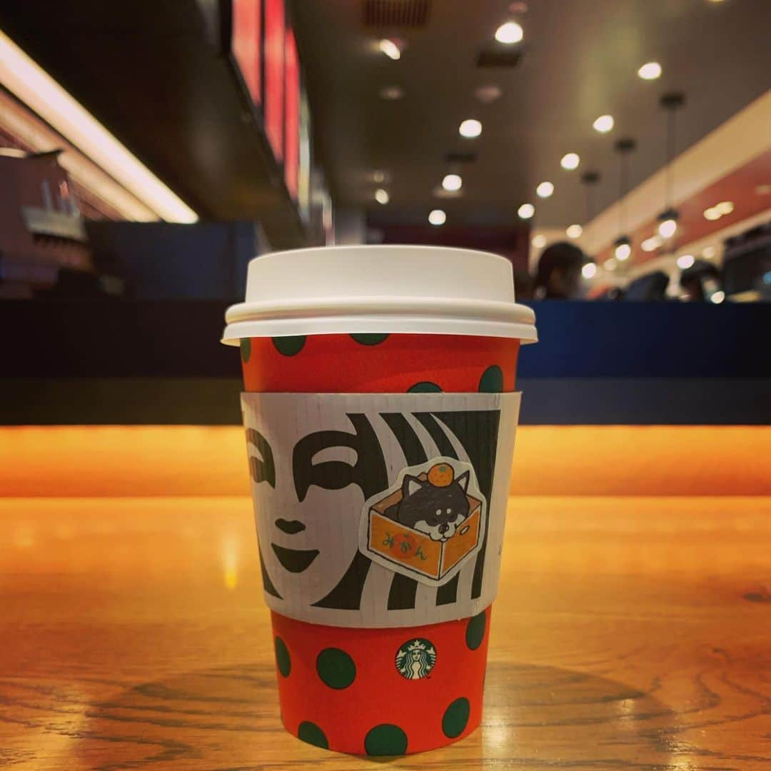 くろさんのインスタグラム写真 - (くろInstagram)「黒柴シールThanks🐾 #黒柴シール #holidaycup #redcup #ホリデーカップ #starbucks #starbuckscoffee #スタバ #スターバックス #スターバックスコーヒー #スターバックスコーヒーTSUTAYA新橋店」11月20日 8時06分 - m6bmw