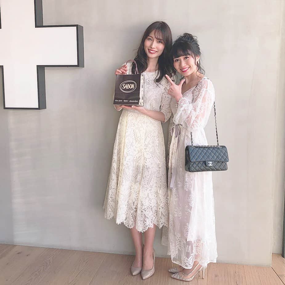 のインスタグラム：「* さきちゃんからプレゼントを頂いた♥️ いつもありがとう☺️🙏♥️🎂 常にネイルもヘアアレンジも完璧な 女子力スーパー高しなさきやんを ズボラ〜は見習います🤭♥️」