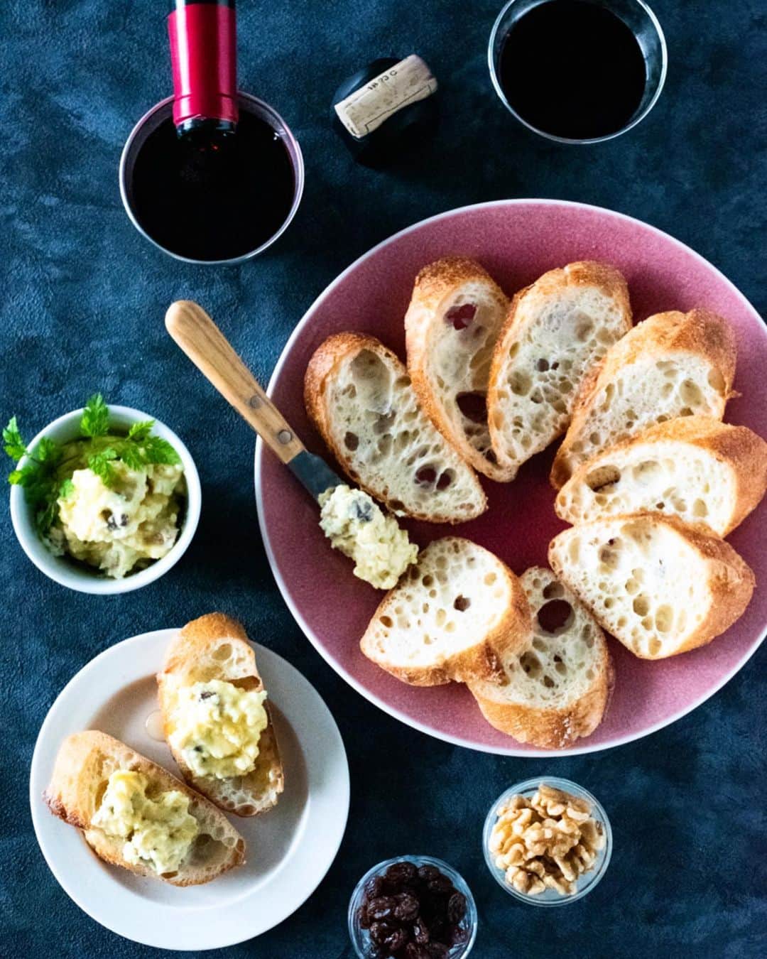 のインスタグラム：「. •濃厚甘じょっぱ！おさつディップ🍠🍯 さつまいもとクリームチーズ、レーズンとくるみでディップ。 はちみつをかけて。塩も少し入れてるので、 甘じょっぱくてうんまーい🍠ワインにも合うんです😋 こちらについてもWebの記事でまとめていただいてるので、 ストーリーから飛んでみて下さい😌 #おさつディップ #さつまいも #サツマイモ . ■イベント情報(私が関わったクリエイティブが並びます) 蕎麦猪口お猪口の魅力を「食」を中心にご紹介するちょこっと展、開催！ . 万能の器として暮らしの中で活躍する蕎麦猪口やお猪口のこと、その器としての懐の深さを様々な食のシーンと共にご紹介。 今回は愛媛県の砥部焼を中心とした蕎麦猪口お猪口を集めました。 会期中は日本酒飲み比べ、ゲストを招いての暮らしをテーマにしたトークイベントなども開催します。 ぜひ、お気に入りのちょこ（猪口）を見つけにちょこっと遊びに来てください！ ※詳細情報はこちらから。 ◾︎工芸メディアノワイエ https://incubation.tokyo/u-studio/poc/noyer/ . 【展示会情報】 ◾︎日時：11/27(水)～12/1(日)10:00～20:00 ◾︎場所：AOYAMA STUDIO 164 ◾︎アクセス：東京都港区南青山2-5-17 ポーラ青山ビル2F（最寄り駅 青山一丁目) . #お猪口 #蕎麦猪口 #猪口 #ノワイエ . . . #フードスタイリスト#趣味の料理研究家#料理家#料理研究家#井口タクト#おうちごはん#おうちごはんおじさん#おうちごはんLover#料理男子#家庭料理#フーディーテーブル#マカロニメイト#料理好きな人と繋がりたい#Foodstylist#ouchigohan_ojisan#IGersJP#japanesefood」