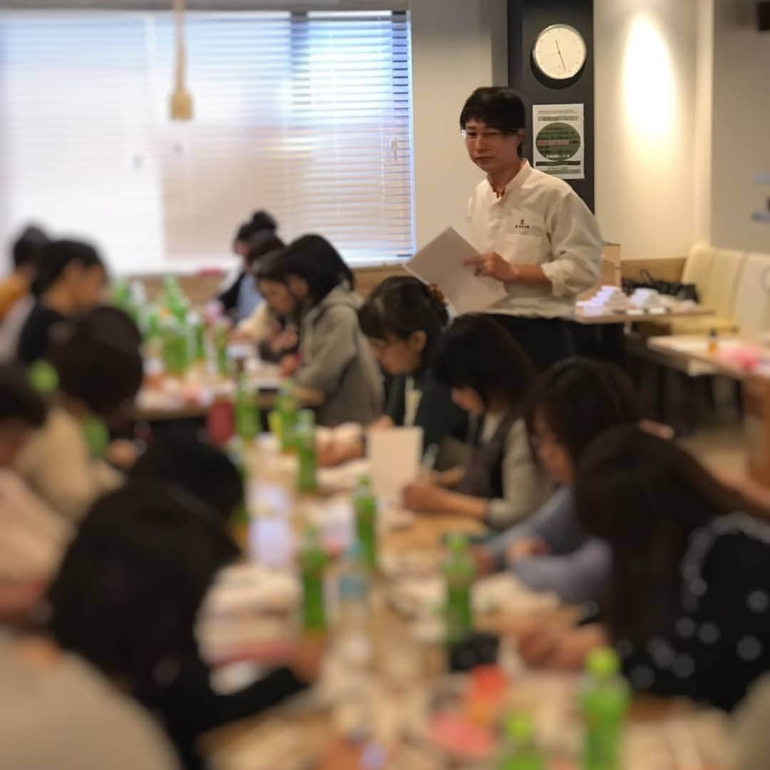 和菓子職人 三納寛之さんのインスタグラム写真 - (和菓子職人 三納寛之Instagram)「おはようございます☀  最近写真を撮ってない、、、(--;) というわけで少し気が早いですが昨年の技術コンテスト参考作品として作った正月のお菓子です🎍五つ盛りは公開したけど十二個の方はしてなかったはず。  先週の兵庫県のセミナーも無事終え、今日は東京に技術者の集まりがあるのでやって来ました✩.*˚一日満喫します(*´ω｀*) 次回の出店は11月27岐阜県本巣市、12月1日岐阜県羽島市、12月8日愛知県江南市です✨  ーーーーーーーーーー  #和菓子 #Wagashi #日本 #JAPAN #JapaneseFood #Sweets #岐阜 #名古屋 #東京 #茶道 #和菓子教室 #正月 #art #ARTIST #design #Food #FoodPIC #花鳥風月 #綺麗 #可愛い #colorful #美味しい #和スイーツ #三代目  #beautiful #美 #芸術 #上生菓子 #練り切り #nerikiri」11月20日 8時26分 - wagashi_sanchan