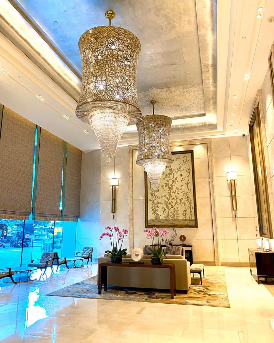 石井里奈さんのインスタグラム写真 - (石井里奈Instagram)「おはよん☀️ . 今週はマカオ編が続きます🇲🇴 . 今回のマカオで宿泊したホテルはAscott Macau✨☺️香港の友人にお勧めしてもらったの💕 . とても気品あふれる綺麗なホテルで、キッチンがついているお部屋や、ビジネススペース、ジム、サウナ、プールもあって、とっても快適にすごすことができました🥺✨ . しかも今回アスコットのASRプログラムに登録してたから、割引で宿泊できたの🥺❣️他にも色んな特典があって、レイトチェックアウトサービスもあるので、朝ゆっくり荷造りしてプールやサウナに入れてすごくよかった〜❣️ . 無料で登録できるのでぜひ宿泊予定の方が登録すべき🥰かなりお得なので知らなきゃ損！ということで紹介しました☝️笑 . お部屋にあったコーヒーサービスのコーヒーもおいしかったな〜☕️ . コーデは @fray_id の今期のドレス💕 ホテルの雰囲気にぴったりでした❣️ . 今日も頑張っていきましょー😳💕 . @macao_japan #マカオ #アンバサダー #楽しさがとまらないマカオ #マカオ旅行 #澳門 #macau #マカオ観光 #海外旅行 #旅行好き #タビジョ #マカオホテル #ascottstarrewards #ascottmacau #ascott #ホテル #ホテル好き #海外ホテル #frayid #フレイアイディー #サウナ #サ道 #sauna #pool #プール #サウナ好き #hotel #macauhotel #カジノ #お得情報 #りなまるコーデ」11月20日 8時27分 - ri7tin1025