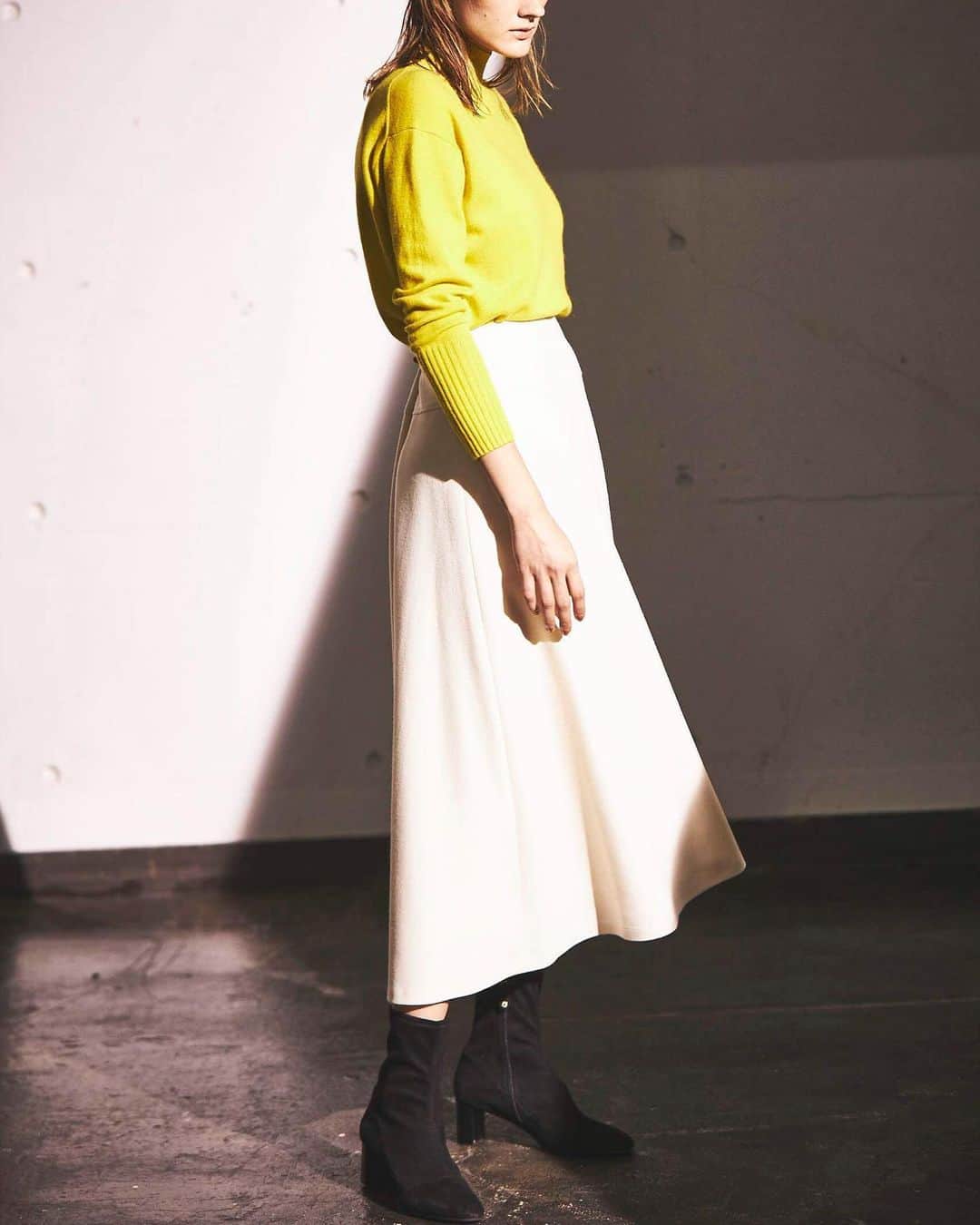 LAUTREAMONTさんのインスタグラム写真 - (LAUTREAMONTInstagram)「. JACOB Skirt  圧縮ジャージのフレアスカート。前後差をつけた動きのあるヘムラインが履くだけで上品かつ優雅な女性を演出してくれます。  skirt ¥21,000+tax col.white、black、yellow  @lautreamont_insta  #lautreamont #awstyling #skirt #fashion」11月20日 8時27分 - lautreamont_insta