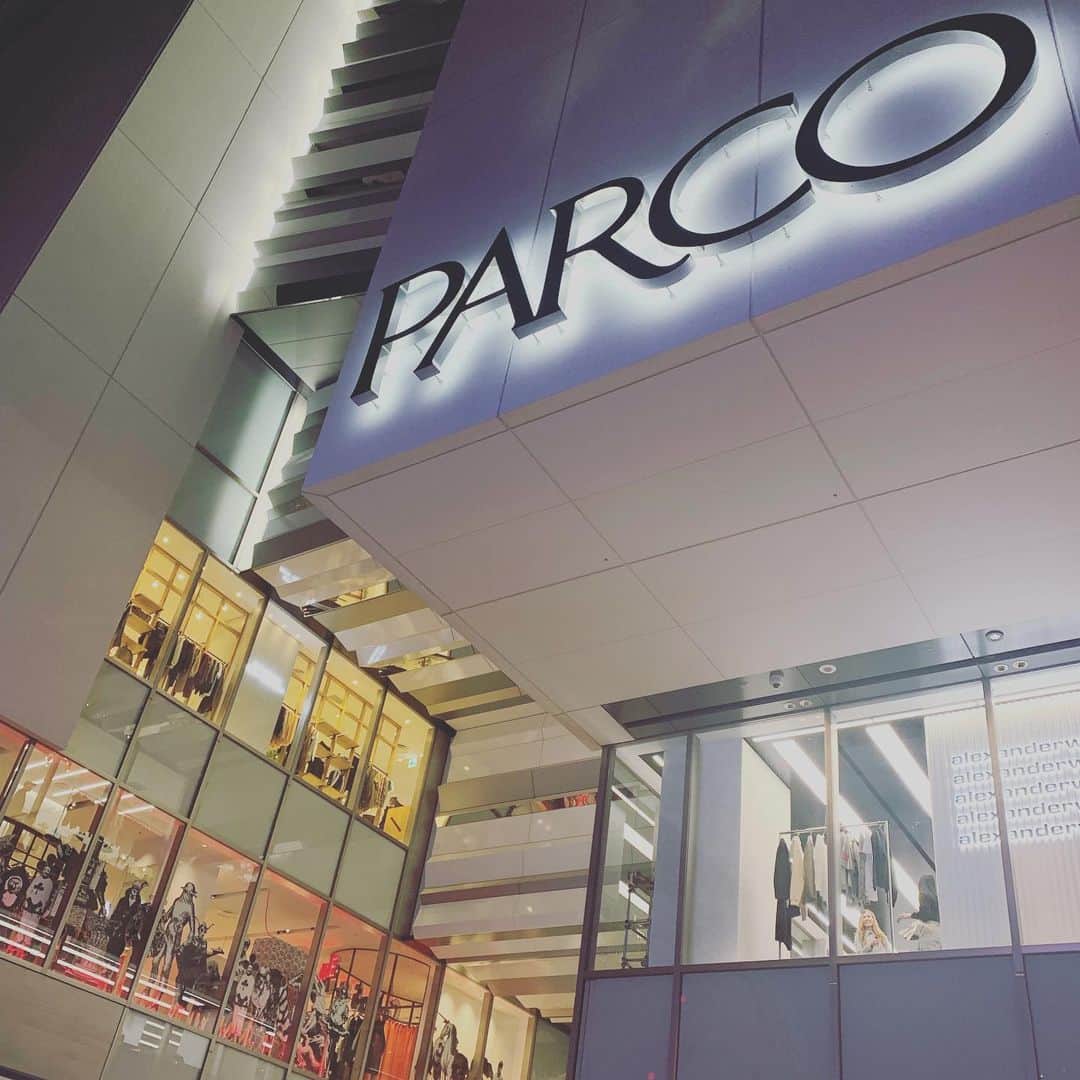 亀恭子のインスタグラム：「@parco_shibuya_official  プレオープンの昨夜。 . . . 人、人、人〜 . . 渋谷の街がまた更に元気になりますね。 11月22日（金）グランドオープン！！ . . #parco #shibuya #shibuyaparco #充実のラインナップ #個人的にはポケモンセンターが気になる」