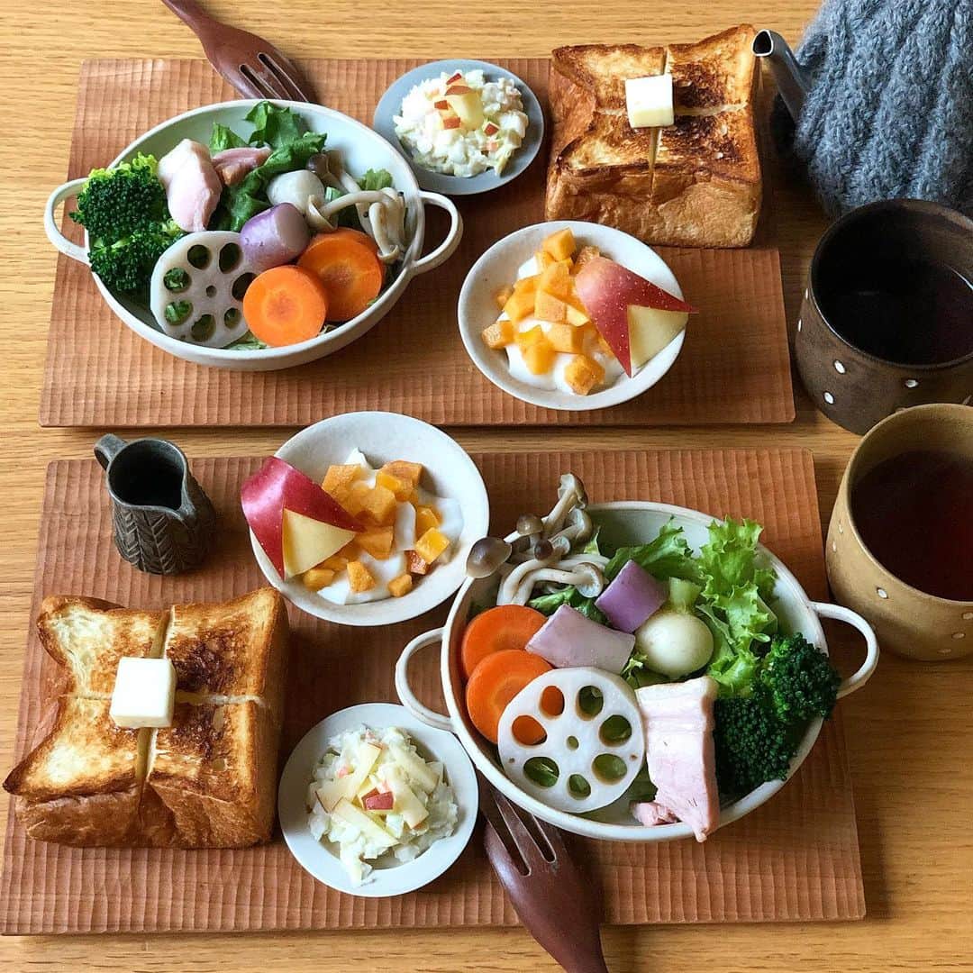 みかさんのインスタグラム写真 - (みかInstagram)「2019.11.20  おはようございます  今日のあさごはんは * ・バタートースト ・蒸し野菜サラダ ・りんご入りコールスロー ・柿ヨーグルト ・りんご *  今朝は相当ぶりな、 パンとエスプレッソとの ムーをトーストしてバターのせ。 きめ細かくもっちりむちっとの この食感はほんとすごい✨ * あとは姉野菜便の大根とかぶに きのこ、れんこん、ベーコン、 ブロッコリーも 一緒に蒸籠蒸しに。 いい感じに蒸せて歯ごたえよく 美味しかった😋 * 朝ラン記録🏃‍♀️ 8.15km47:58 いよいよ今週末がマラソン大会に！ 7ヶ月間の練習の成果が 出るといいな〜 未だ不安しかない😭 *  今朝は本番理想ペースな 1キロ6分ペースで走ってきました。 ハーフマラソンは完走したものの 最初飛ばしすぎて 給水取りすぎて😂 補給食食べすぎた😂 まさに口は災いのもと😂違うか💦  などなど反省点がたくさんあるので それを生かしてがんばりたい。 * 今日もがんばろう〜 *  #あさごはん#朝ごはん#朝食#パンとエスプレッソと#ムー#食パン#蒸し野菜#サラダ#breakfast#morning#cooking#igersjp#locari#vegitable#salada#おうちごはん#おうちごはん記録#おうちごはんlover#朝時間#朝美人アンバサダー#フーディーテーブル#朝活#朝ラン記録」11月20日 8時35分 - mikasko
