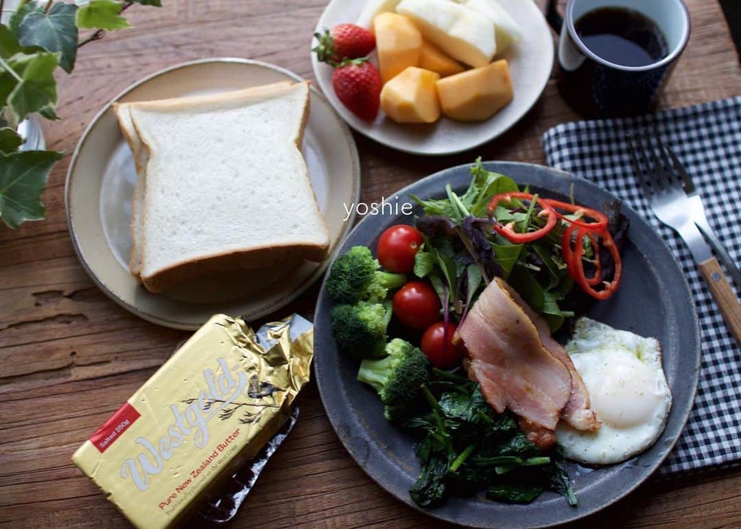 草間淑江さんのインスタグラム写真 - (草間淑江Instagram)「おはようございます！ １１月２０日の朝は、ベーコンエッグ、ほうれん草のバター炒め、サラダ、食パン、柿とメロウリッチといちご🍓 今日は簡単にパン。 パンとコーヒーってなんか休日感なのですが１日頑張ります😊 みなさま素敵な１日をお過ごし下さい❤️ ・ #朝食#朝ごはん#パンとサラダとコーヒー#☕️#幸せな時間#素敵な１日を」11月20日 8時29分 - yoshie_kusama