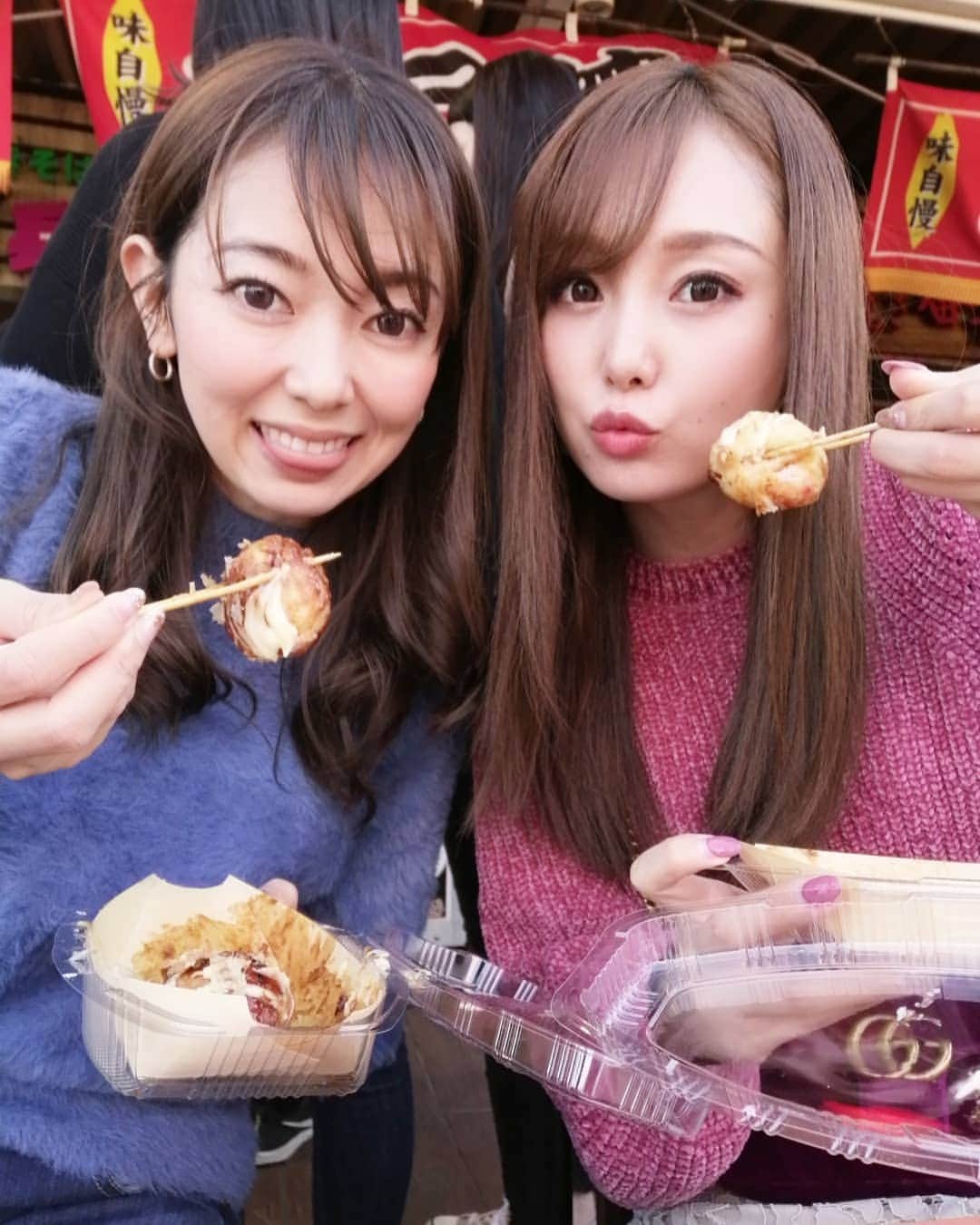 杉山由紀子のインスタグラム：「ツインズ💓 * たまたま色ちがいみたいになったうちら🤭 * * たこたこ🐙 * 二枚目の写真はタイマーに合わなかった私の顔が面白すぎてあえて投稿🤭 * 一泊セミナーたくさんの悔しさや楽しさがたくさんのものになりました✨ * 半年後成長して戻る❗ * * #富士山 #綺麗 #絶景 #ツインズ #双子コーデ #双子」