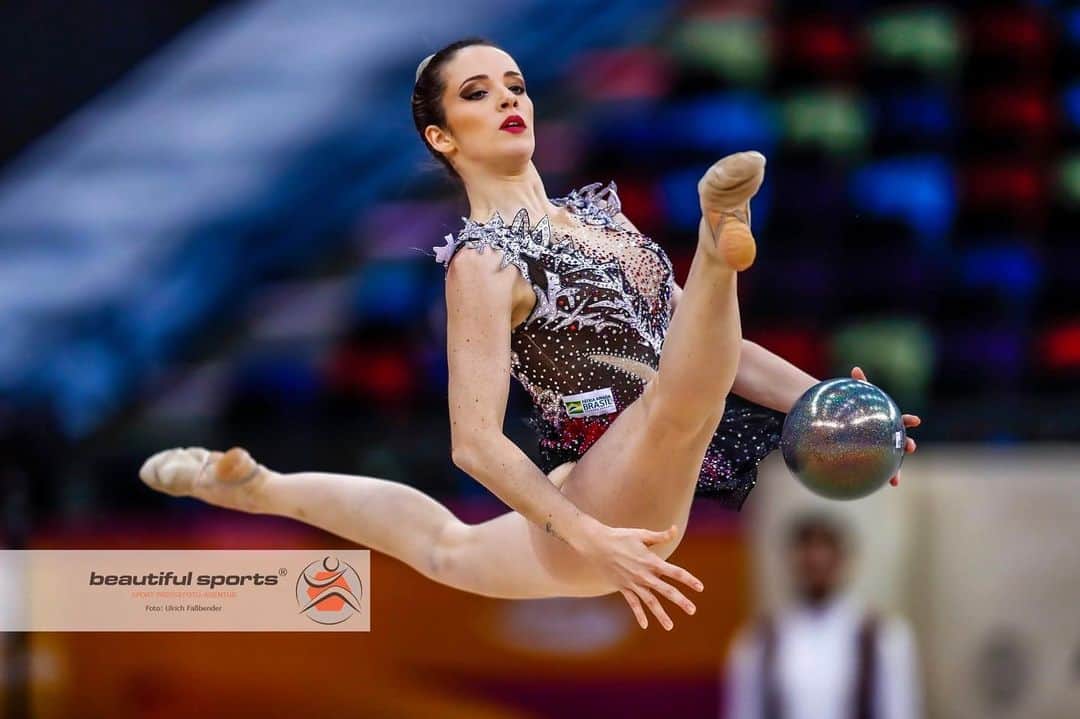 ナターリア・ガウジオのインスタグラム：「Já com saudades das competições... Enquanto isso estamos preparando muitas coisas novas!! Quem concorda que a fase de mudar as coreografias e criar coisas novas é a melhooor parte?? Eu amo!! 🙏🏻😍✨🤸🏼‍♀️💪🏻🆕❤️ #newthings #inlove #rhythmicgymnastics #focus #workhard #improve #jump #ball #gymnastic #competition #excited」