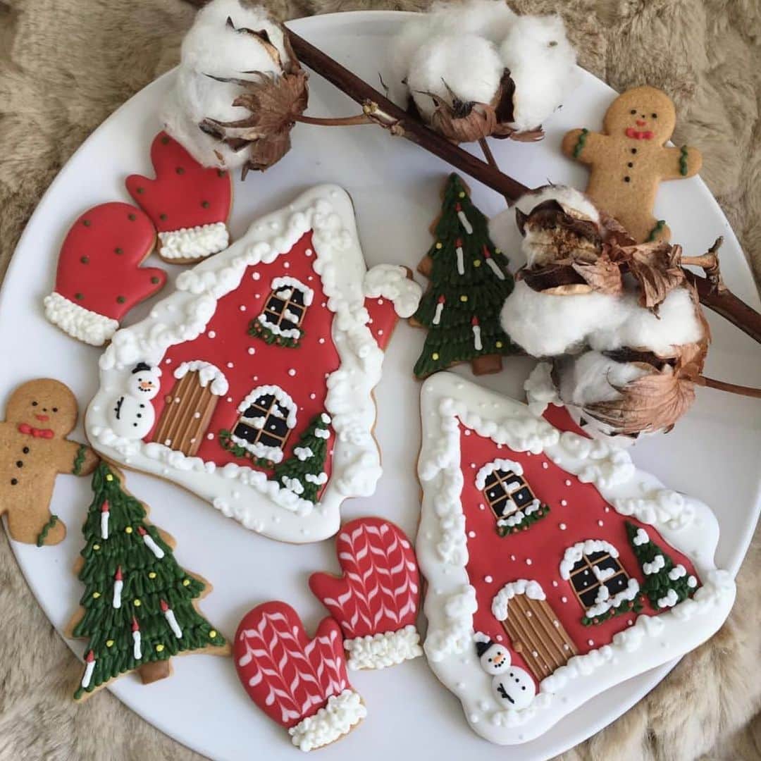 kikkoのインスタグラム：「Christmas cookie lesson  12月 15日日曜日　 17日火曜日 両日11時〜13時　tea付き5500円です。 毎年恒例の大きなおうちです。 DMまたはmailにて、ご予約承ります。 皆さまにお会いできるのを楽しみにしています。 どうぞ宜しくお願い致します。」