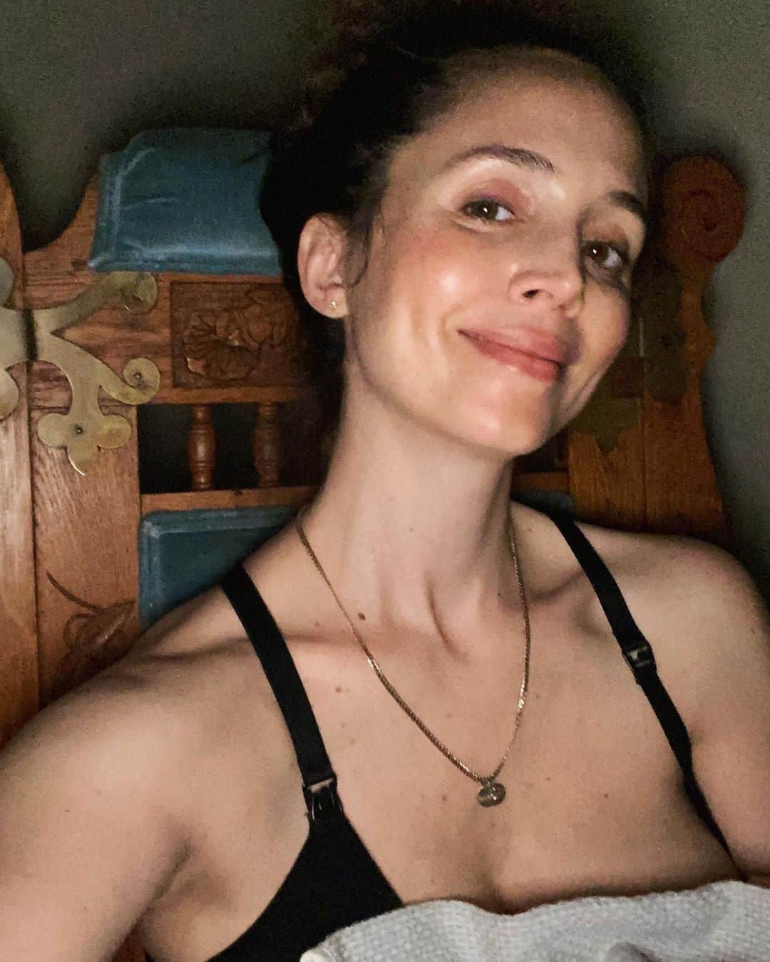 エリザ・ドゥシュクのインスタグラム：「Momming. Hi 😘」