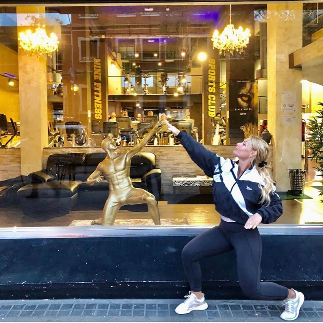 フェルナンド・トーレスのインスタグラム：「Campeona olímpica , campeona del mundo , campeona de europa... siempre llevando a lo más alto nuestra bandera 🇪🇸 por todo el mundo. Es para nosotros un honor recibir tu visita @lydiavalentin ya sabes que en @9fitness tienes tú casa !!」