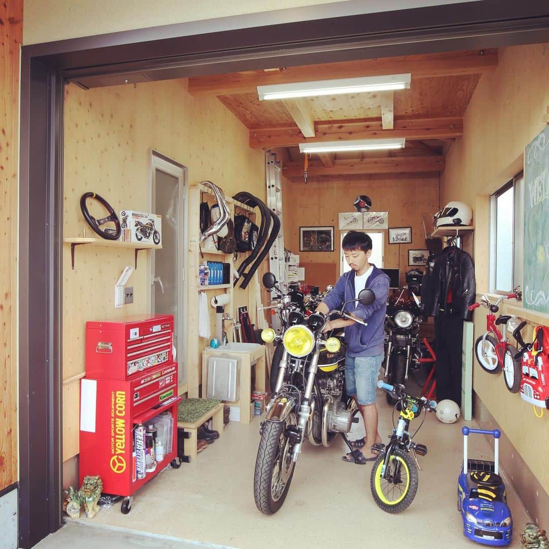 美し信州建設のインスタグラム：「上田市　S様のお住まい ご主人、奥様お気に入りのビルドインガーレージ。 大人のおもちゃ箱😄 ＃インナーガレージ＃ビルトインガレージ＃バイク＃車庫＃バイクのある生活＃バイクの好きな人と繋がりたい＃長野の家＃長野注文住宅＃美し信州＃美し信州建設＃上田市＃長野県＃マイホーム＃新築＃工務店＃instahome＃instahouse＃暮らしを楽しむ＃バイクのある風景＃バイクガレージ＃ガレージ＃田舎暮らし＃house＃自由設計」