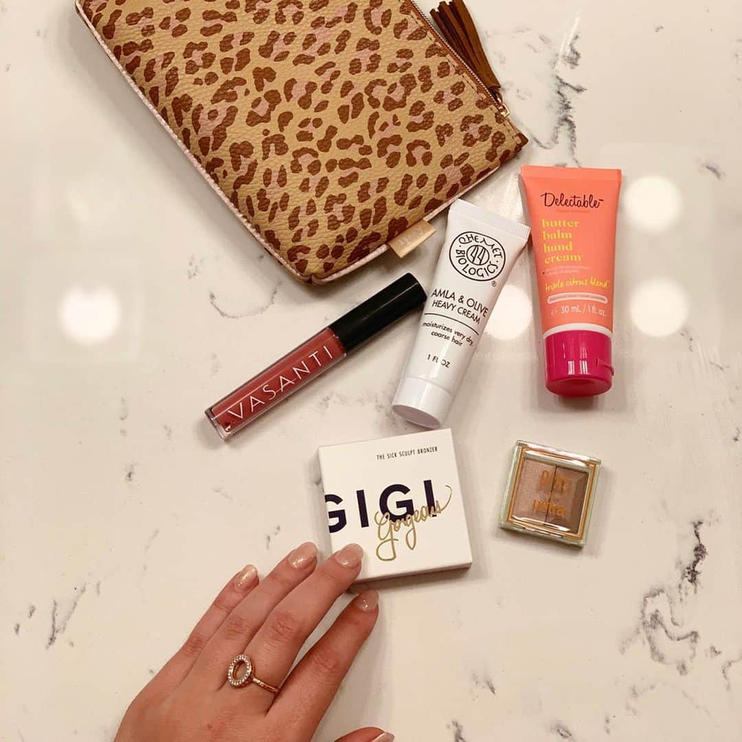 ベイリー・マディソンさんのインスタグラム写真 - (ベイリー・マディソンInstagram)「Always on the go and this week's travels are carry on only! That’s why I’m uber grateful to @IPSY for keeping things easy for me...fall look ya’ll. #IPSYpartner @gigigorgeous The Sick Sculpt Bronzer in Extra @pixibeauty Mesmerizing Mineral Duo in Naturally Nude @qhemetbiologics Amla & Olive Heavy Cream @cakebeauty Triple Citrus Blend Butter Balm Hand Cream @vasanticosmetics Power Oils Lip Gloss in Super Mom #ad」11月20日 9時04分 - baileemadison