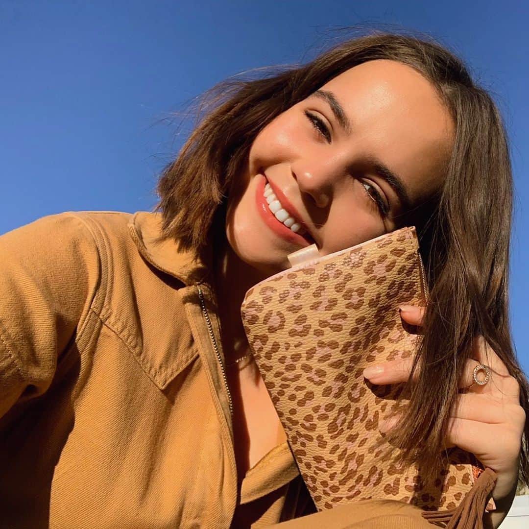ベイリー・マディソンのインスタグラム：「Always on the go and this week's travels are carry on only! That’s why I’m uber grateful to @IPSY for keeping things easy for me...fall look ya’ll. #IPSYpartner @gigigorgeous The Sick Sculpt Bronzer in Extra @pixibeauty Mesmerizing Mineral Duo in Naturally Nude @qhemetbiologics Amla & Olive Heavy Cream @cakebeauty Triple Citrus Blend Butter Balm Hand Cream @vasanticosmetics Power Oils Lip Gloss in Super Mom #ad」