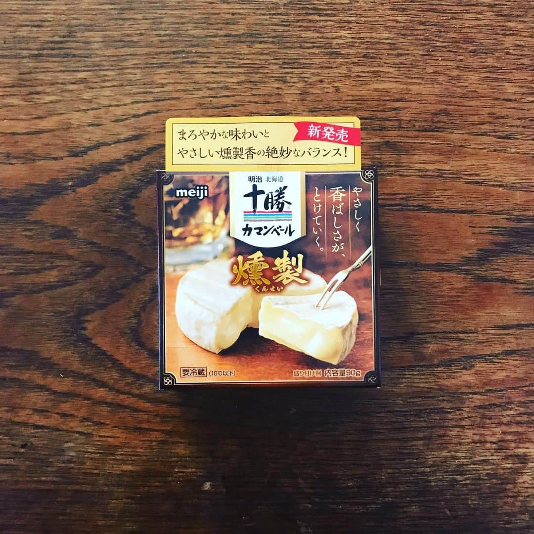 椎名直子さんのインスタグラム写真 - (椎名直子Instagram)「きのこちゃんと甘めのバルサミコ😋  バカラのまるごとカマンベールマフィンは、ちょとづつ進化してチーズは半分、バターはオン、まろやか燻製製法の十勝がお気に入り💛  #カマン飯」11月20日 9時19分 - natadecoco