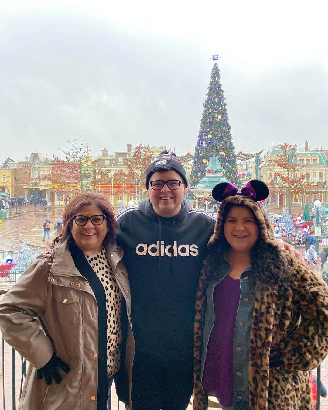 リコ・ロドリゲスのインスタグラム：「Disneyland Paris: ✅  Thank you @disneylandparis for a magical day!! Awesome memories were made!! (More pics to come!)」