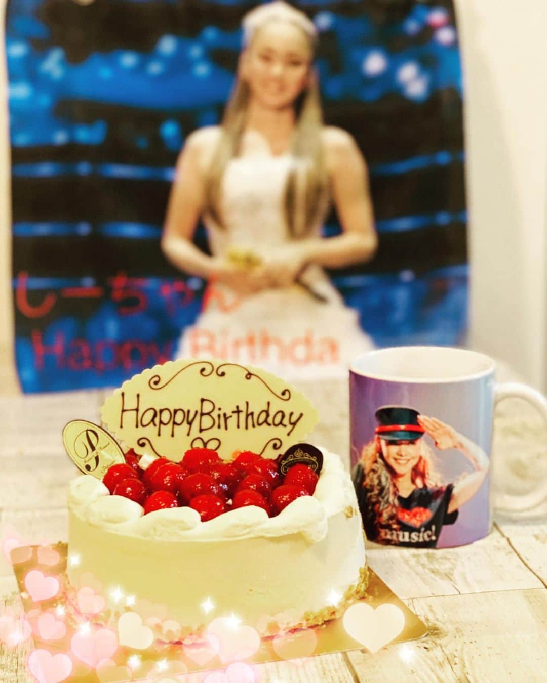 のインスタグラム：「昨日は素敵な𝙱𝚒𝚛𝚝𝚑𝚍𝚊𝚢🎁を沢山頂きました🎂(ˆ⌣ˆԅ)𓂃𓈒𓏸❤︎ 安室ちゃんマグカップᵃⁿᵈタオルなど作ってくれてありがとう🥳 会社の愉快な仲間達に感謝♥︎♡ #安室奈美恵 #namieamuro  #誕生日プレゼント  #ありがとう #6000円のケーキ  #年齢はきかないでください」