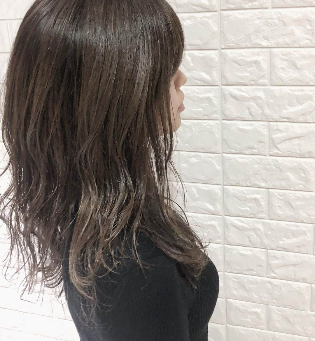 Lunonさんのインスタグラム写真 - (LunonInstagram)「グレージュ⭐︎ Lunon ☏ 06-6341-5535 menu cut color ）⇨ ¥3780 perm . hot pepper or お電話✆ にて お気軽にご連絡ください✭ . . #Lunon#大阪美容室#大阪#野田阪神#福島#美容室 #大阪カフェ#カフェ#cafe#ブリーチ #hairstyle#haircolor#女子力 #メイク#エステ#アレンジ#マツエク #美肌#美白#リップ#ヘアアレンジ #color#デザイン#ハイライト #グラデーション#スタイリング #おしゃれ#おしゃれさんと繋がりたい」11月20日 9時36分 - lunon_morebeautiful