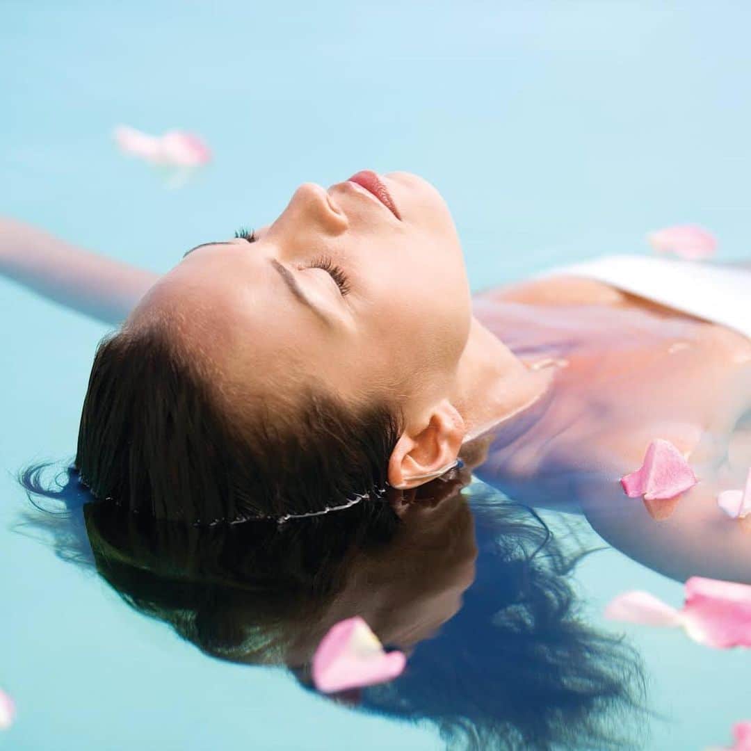 Conrad Tokyoのインスタグラム：「水月スパ＆フィットネスでは、新しい会員制サービス「ザ・スパ・クラブ」をご用意しております。毎月無料で受けられるトリートメントに加え、ジムやスチームサウナ等もご利用いただけます。定期的なトリートメントを通して心身ともにリラックスいただき、至福のひとときをお過ごしください。⁣ Mizuki Spa and Fitness is now offering a new membership service: The Spa Club. In addition to a free monthly treatment, members can use both the sauna and the gym. With regular treatments, both your body and soul can rest while you relax in total bliss.⁣ ⁣ https://www.conradtokyo.co.jp/plans/spa/4973⁣ #コンラッド #コンラッド東京 #ホテル #東京 #日本 #銀座 #ラグジュアリー #秋 #港区 #旅行 #スパ #リラックス #ホリデー #プール #フィットネス #Conrad #Hotel #Tokyo #Conradtokyo #Japan #Ginza #LuxuryTravel #Autumn #Minatoku #Travel #Spa #Relax #Holiday #Pool #Fitness⁣」