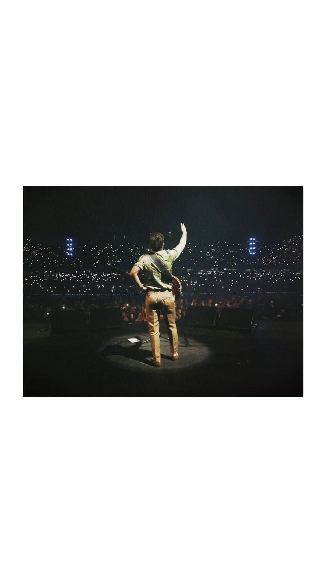 ナイル・ホーランのインスタグラム：「Mexico City was Insane . Loved it soo much . Glad I got to share the whole experience with you guys! Xx 📹 @christiantierney」