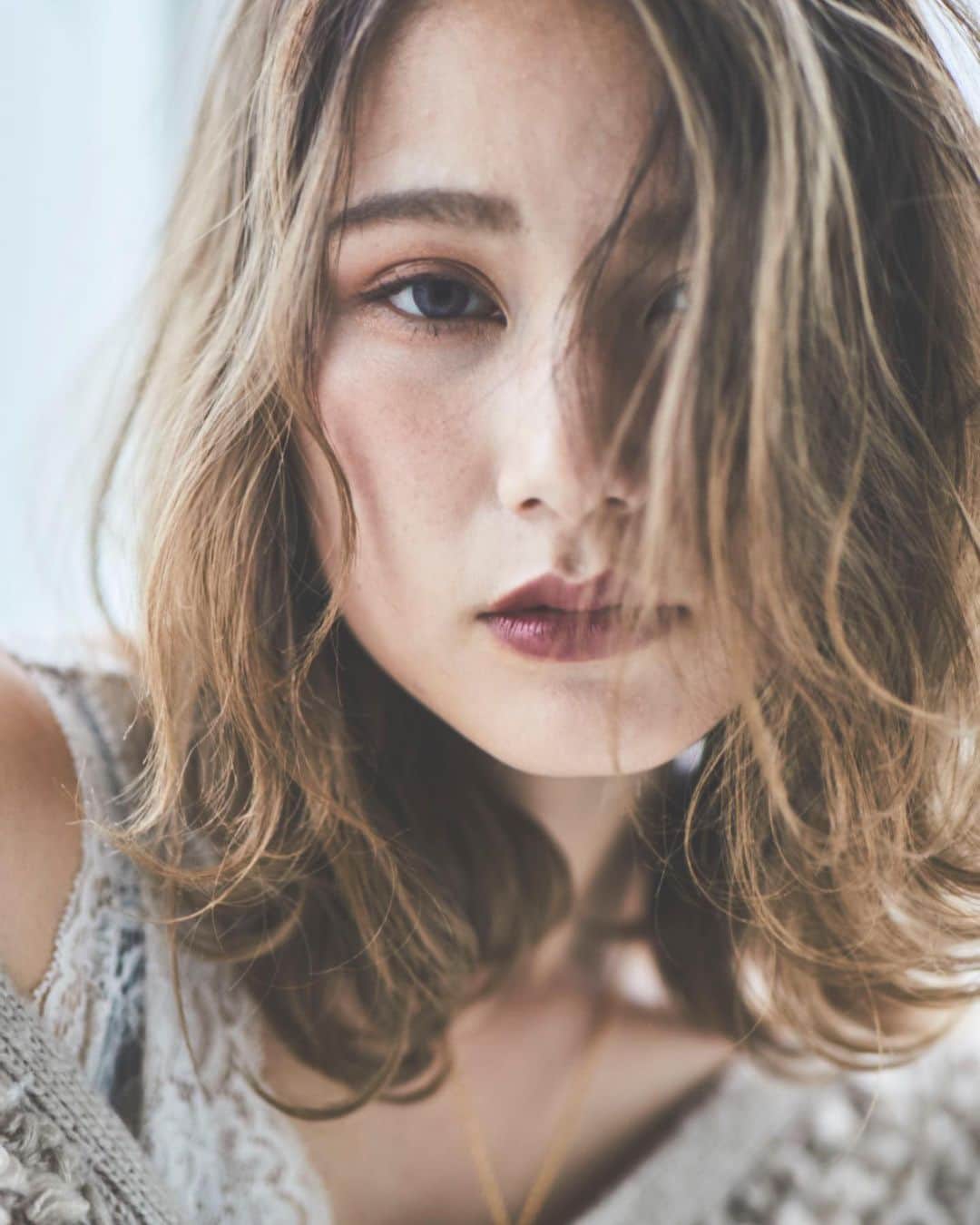 大石亜里紗のインスタグラム：「バレイヤージュ🐄 . hair🌱 @crea.kusaka  make 🌱 @crea_arisa  model🌱 @makimiku001 . お客様のライフスタイルや雰囲気に 合うように一人一人に合った デザインを提供させて頂きます🌱💓 . 柔らかいハイトーンカラー お任せください🦔🌿✨ DM・☎︎からのご予約がおススメ🌻 . –––––––––––––––––––––––––––– . . #crea_arisa 大人気のおススメカラー🌿 季節問わずできるバレイヤージュカラーは 広い年代で愛されています🙆‍♀️🌟 . ブリーチカラーはベースが命です✨ 入れ墨と一緒で一度作ってしまうと 消えない大事なベースになります！ 長い目で綺麗にケアさせていただき 色落ちも綺麗なスタイルを提案します🌱💓 . 色素薄い外国人のような 赤味のないカラーなら お任せください👩🏼💐 . . #グラデーションハイライト #グラデーションカラー #バレイヤージュハイトーン  #バレイヤージュグラデーション  #バレイヤージュ  #バレイヤージュカラー」