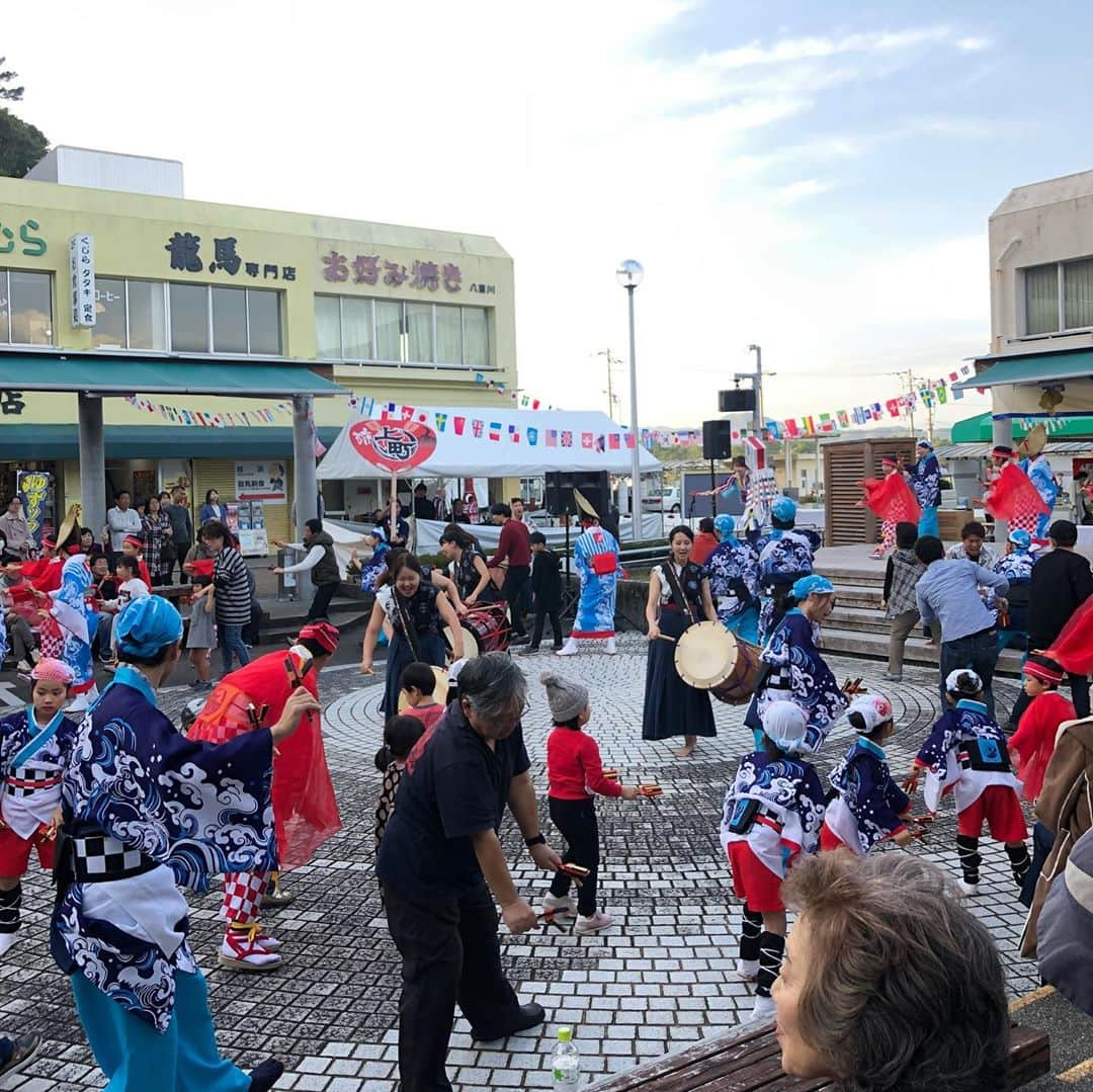 美甘子さんのインスタグラム写真 - (美甘子Instagram)「11/17 高知県桂浜で第46回龍馬まつり。司会の森木めぐみさんと共に、W袴姿で、私の著書「龍馬はなぜあんなにモテたのか」から、龍馬さんの土佐、江戸、京都、長崎の恋模様についてお話ししました。  坂本龍馬歴史館のあるアクトランドからは、幕末イケメンプロジェクト（幕イケ）の龍馬さんパネルの展示が！同じポーズで写真を撮らせていただきました。 #高知 #桂浜 #龍馬まつり #幕イケ」11月20日 9時37分 - rekish_mikako