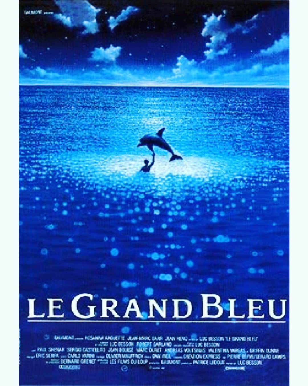 UPLINK film distributionさんのインスタグラム写真 - (UPLINK film distributionInstagram)「映画『ドルフィン・マン〜#ジャックマイヨール 、蒼く深い海へ』公開記念🐬💙 #リュックベッソン 監督の原点、映画『#グランブルー 』がアップリンク吉祥寺で一週間の上映決定🐠🏝 ・・・ パリで187週連続上映という記録をうちたて、怒涛の社会現象を起こした名作『グラン・ブルー　オリジナル版ーデジタル・レストア・バージョン』。誰もが熱狂し、夢中になった、あの夏、あの海の感動を最高の映像で映画館で蘇ります🌈🌈🌈 ・・・ 日程：2019年11月22日（金）～11月28日（木） 会場：アップリンク吉祥寺（東京都武蔵野市吉祥寺本町１丁目５−１ パルコ地下 2階）」11月20日 9時39分 - uplink_film