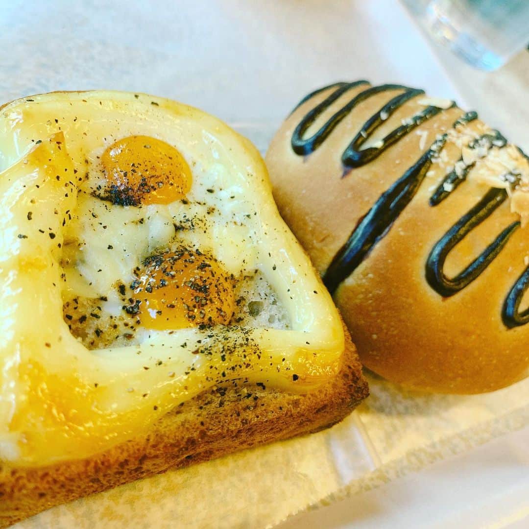 安枝瞳さんのインスタグラム写真 - (安枝瞳Instagram)「. 朝はパン派🙆‍♀️✨ イートインできるパン屋さん大好き💕 今日も1日頑張ろうね！ #パン活　#パン好き　#パン屋さん #パン屋さん巡り」11月20日 9時43分 - hitomiyasueda