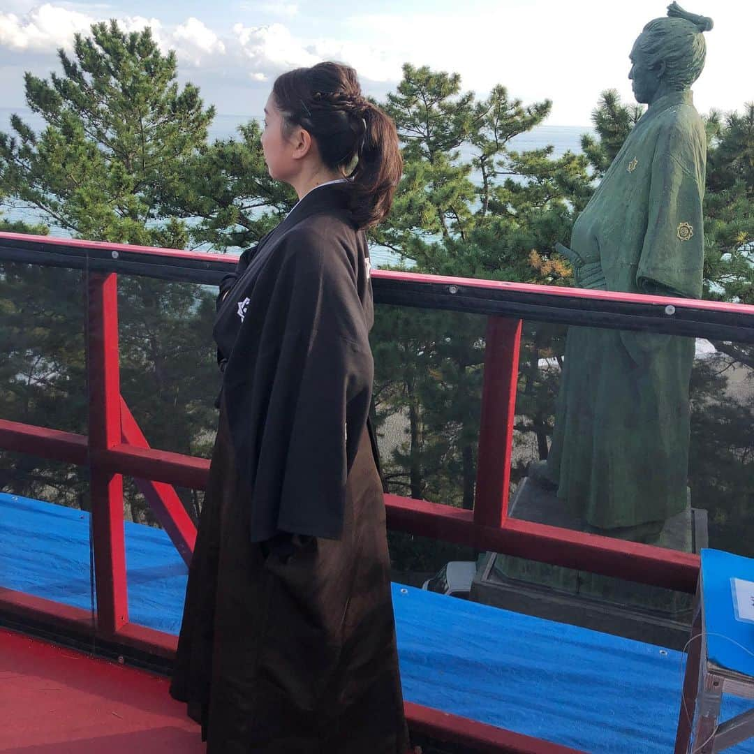 美甘子さんのインスタグラム写真 - (美甘子Instagram)「桂浜の龍馬像！ 台座含めて13メートルあるこの龍馬さんと同じ高さまで登れる、「龍馬に大接近」が、ただいま開催中！ 高い位置にある顔はめパネルもやってみました。何度か上に登ったことはあるけれど、龍馬さんの衣装で登ったのは初めてかもしれない！同じ目線で太平洋を眺められて気持ち良かった！ #高知 #桂浜 #龍馬像 #龍馬に大接近開催中‼️ #龍馬に大接近」11月20日 9時51分 - rekish_mikako